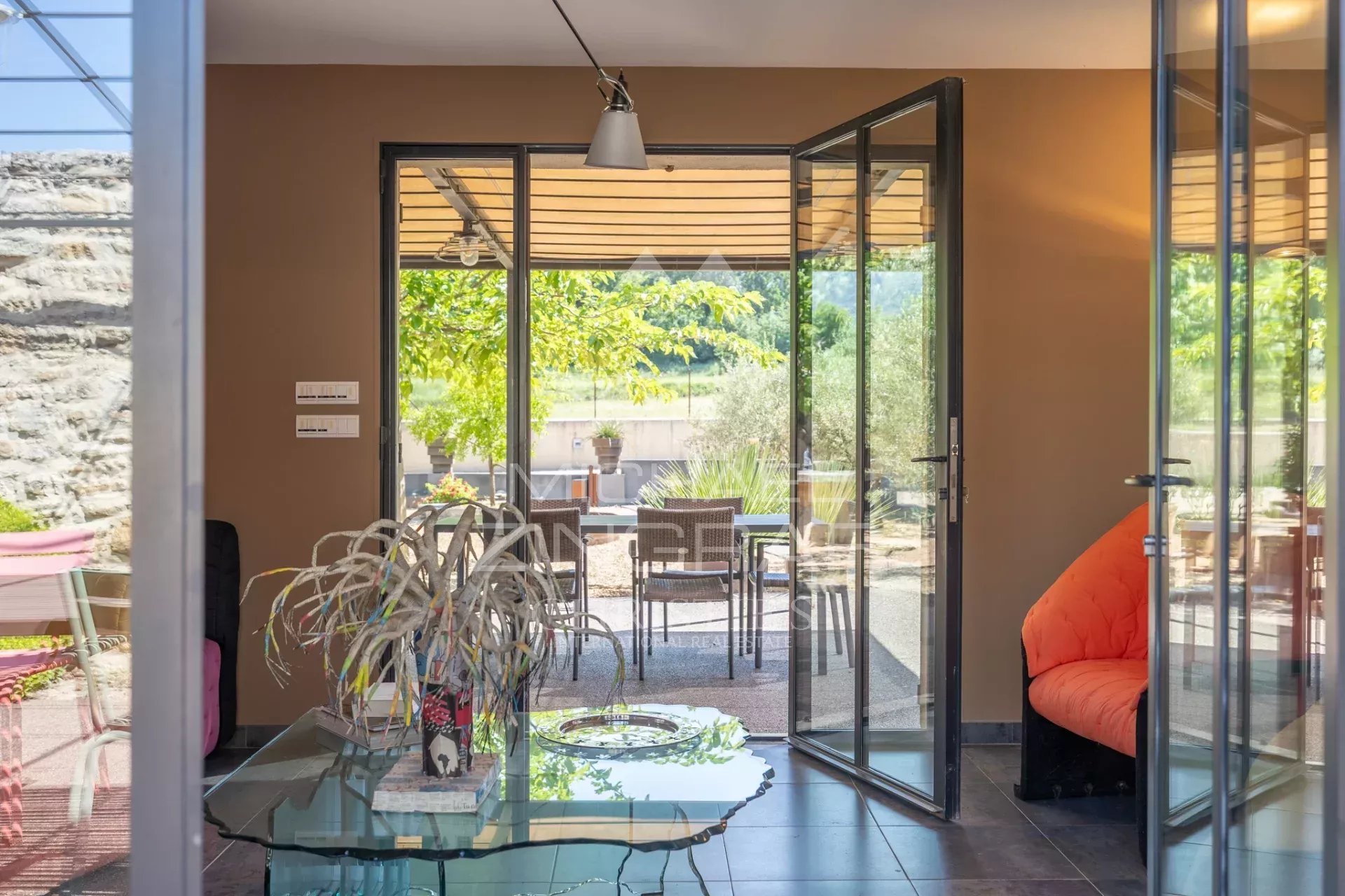Oppède - Belle maison de hameau aux vues exceptionnelles et à deux pas des commerces
