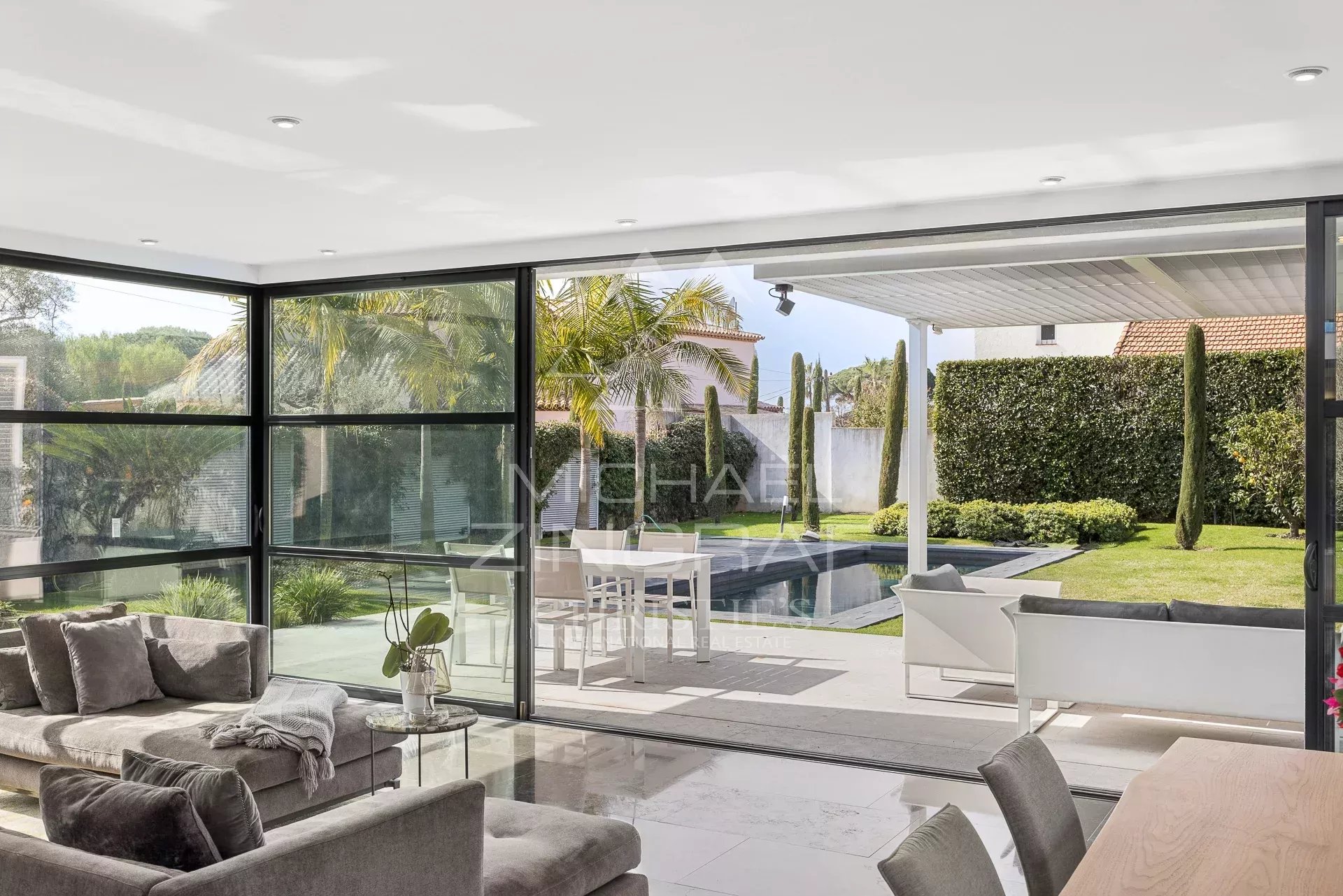 Exclusivité Cap d’Antibes - Versant Ouest - Villa contemporaine d’exception à proximité immédiate des plages