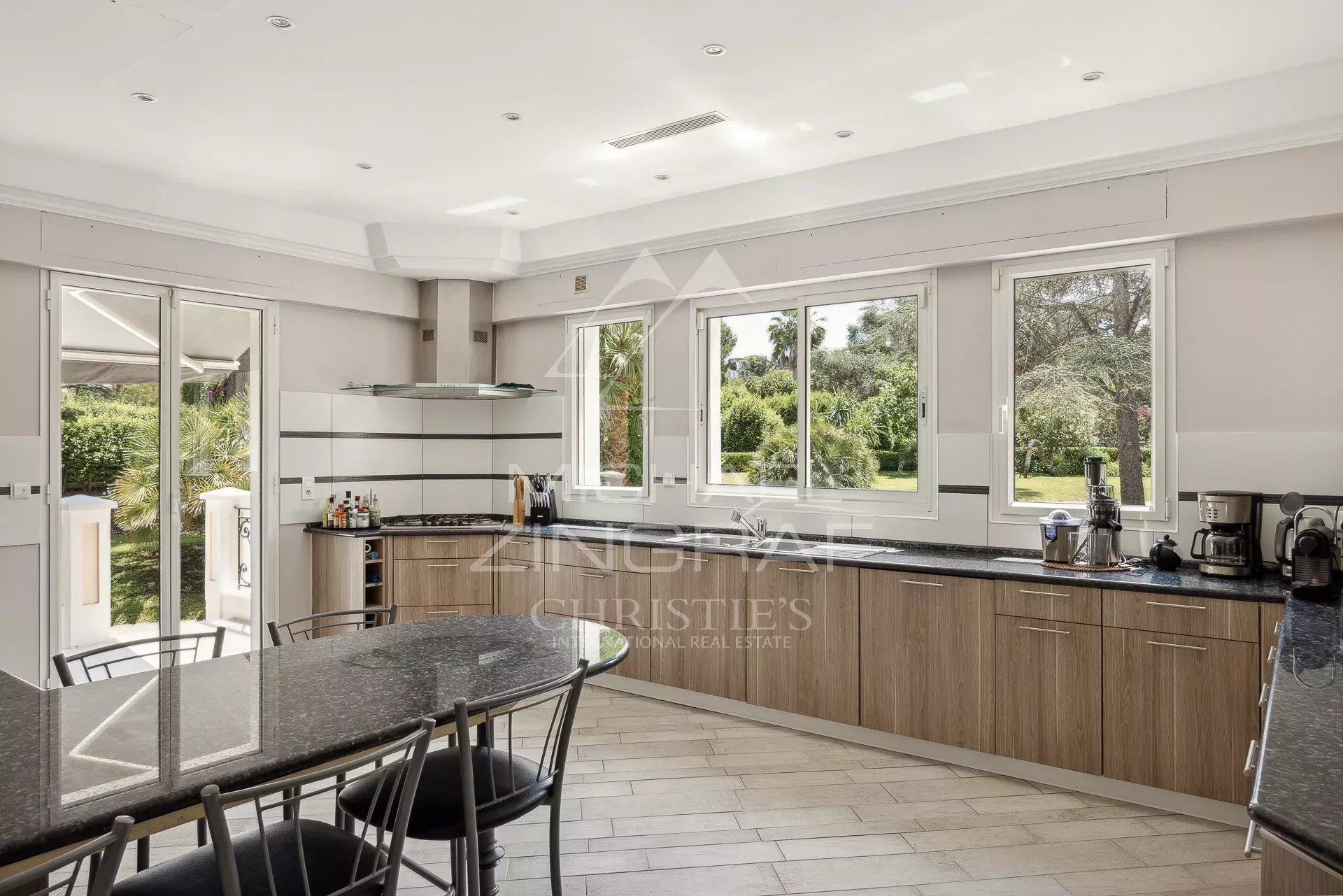 Propriété de prestige située sur le versant ouest du Cap d'Antibes