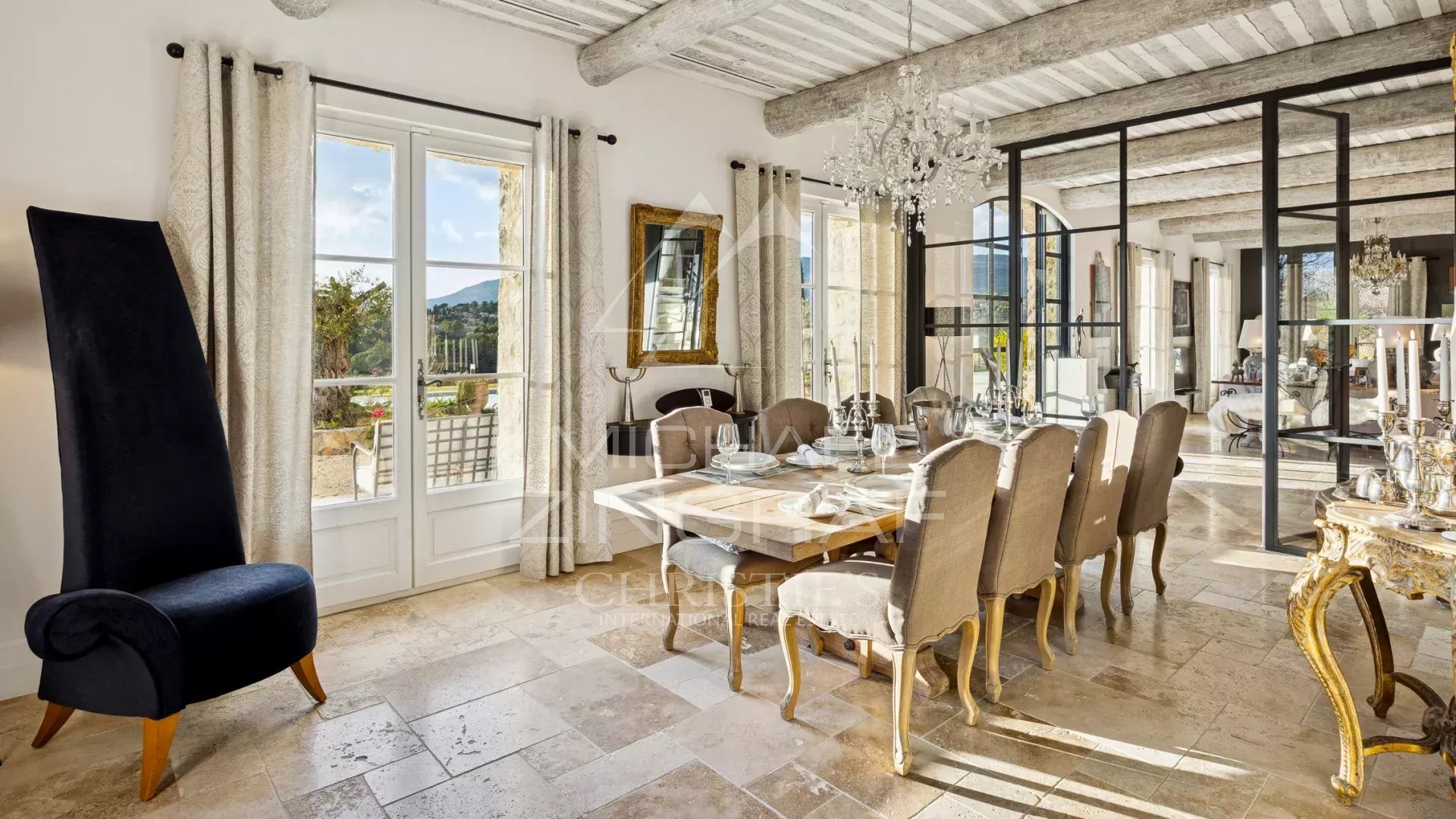 Bastide de charme baignée de lumière, à pied du village