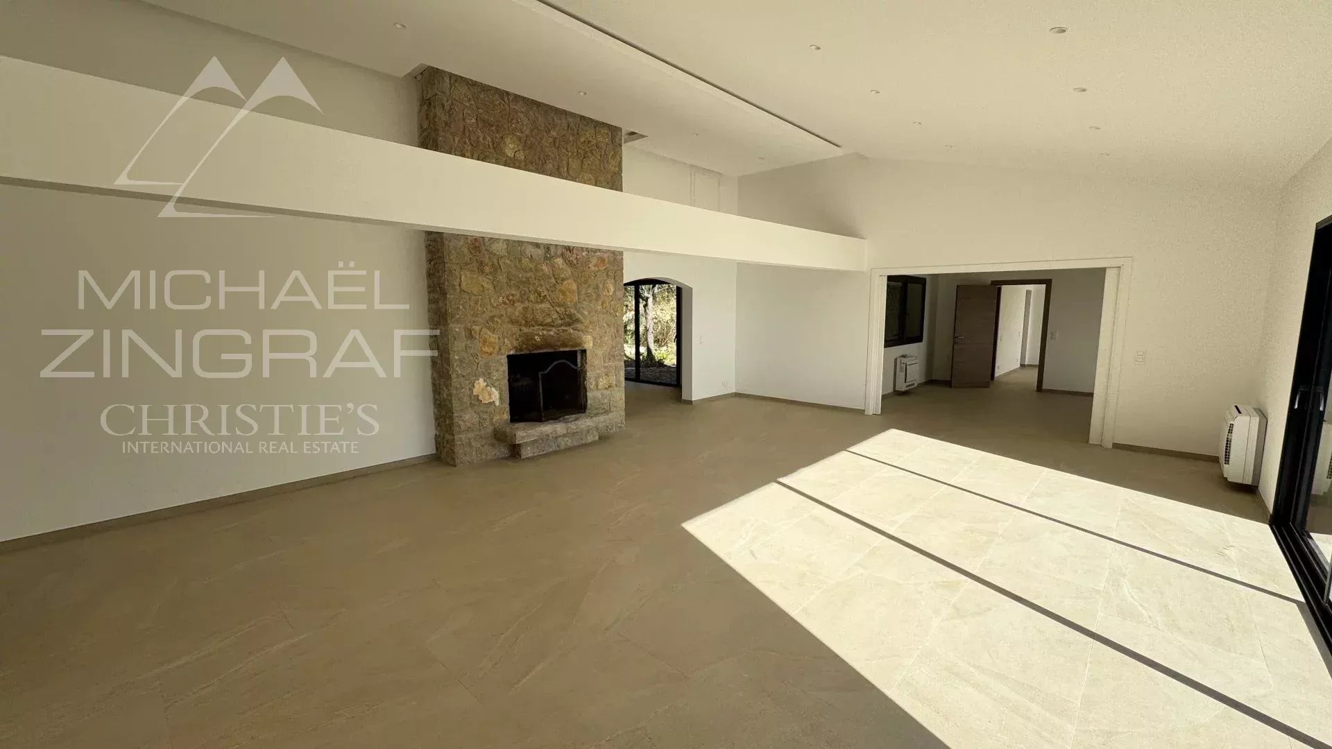 Villa Contemporaine Rénovée au Cœur de l’Arrière-Pays Cannois