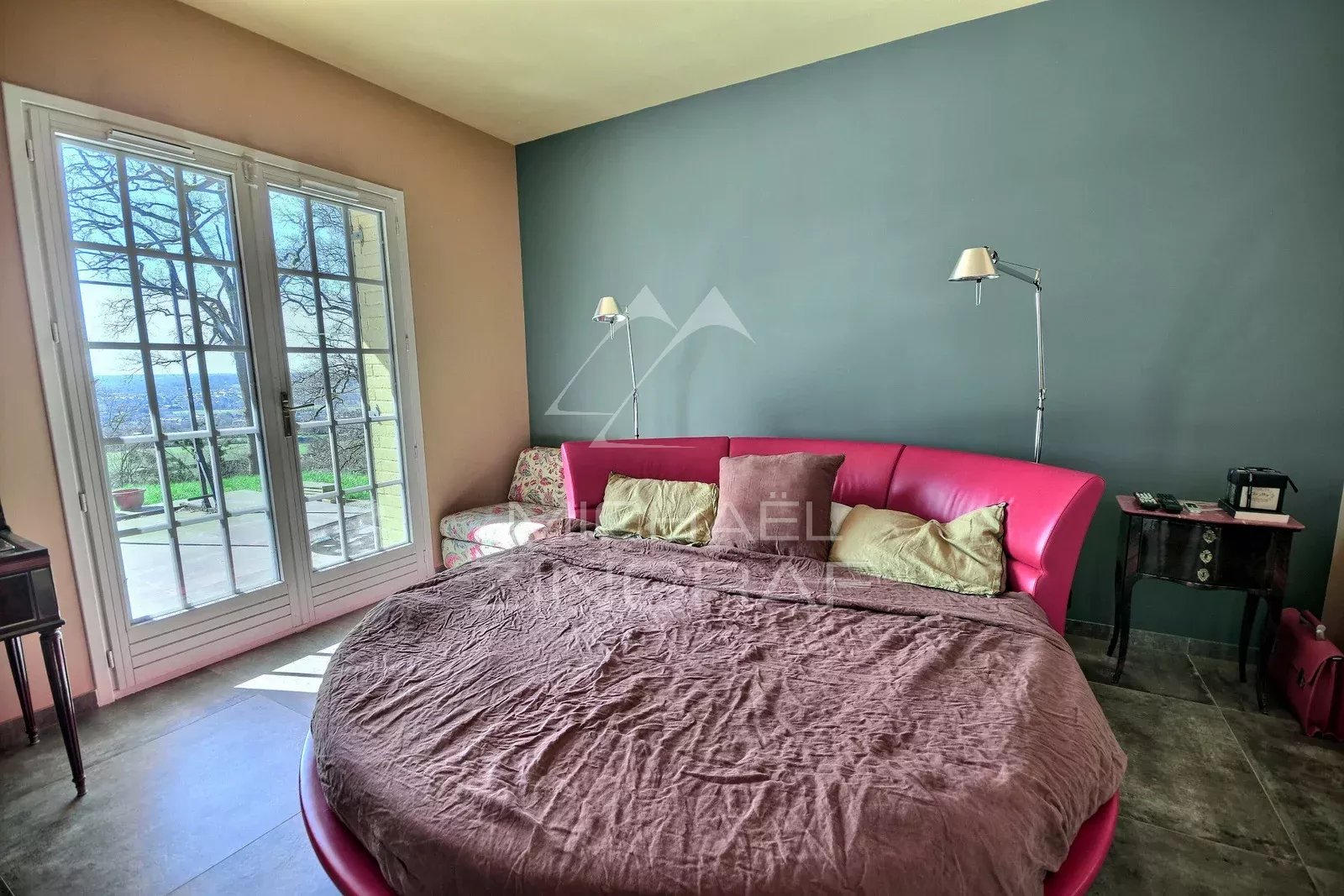 Family house in the heart of a private estate