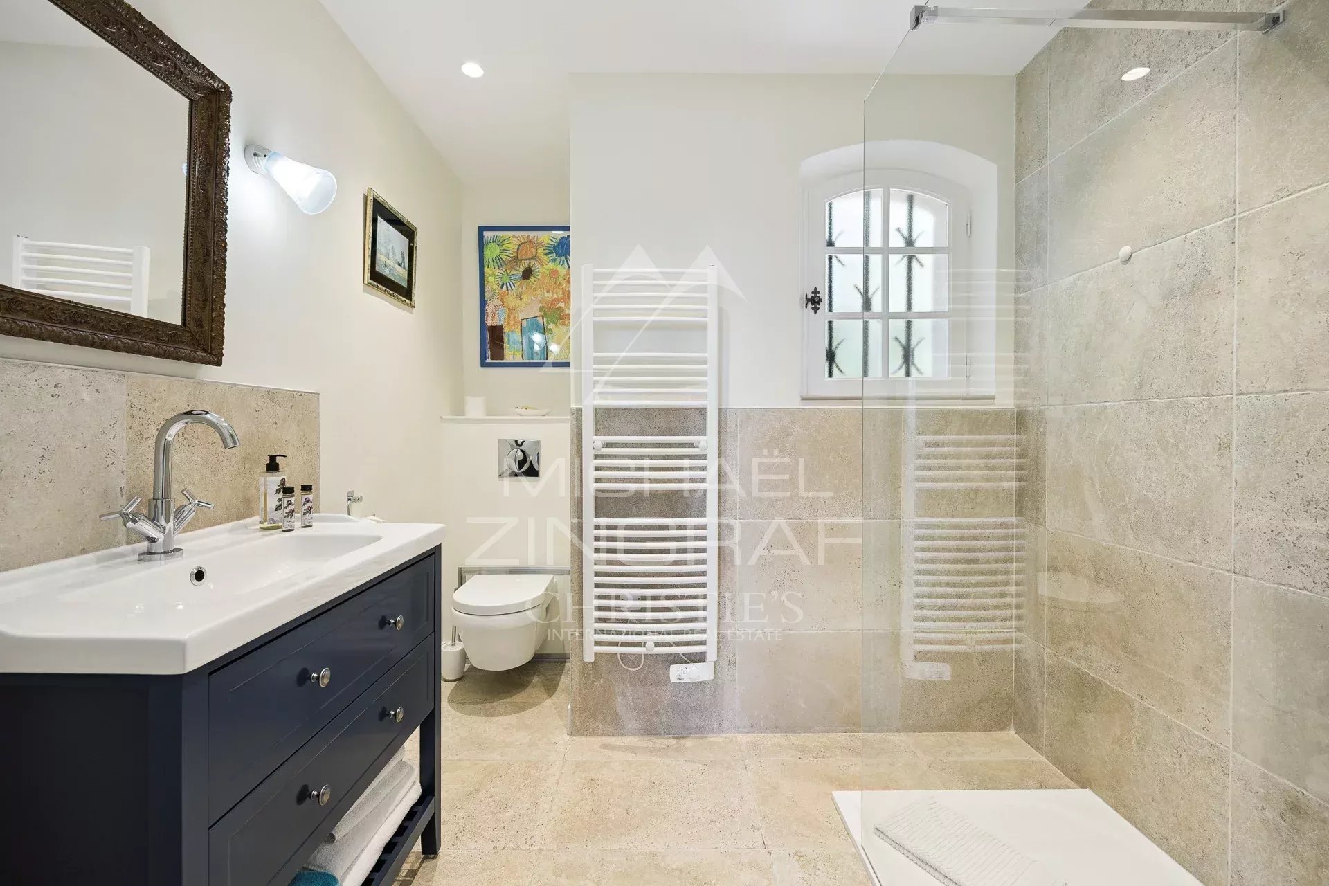 Charming villa with an open view and four suites