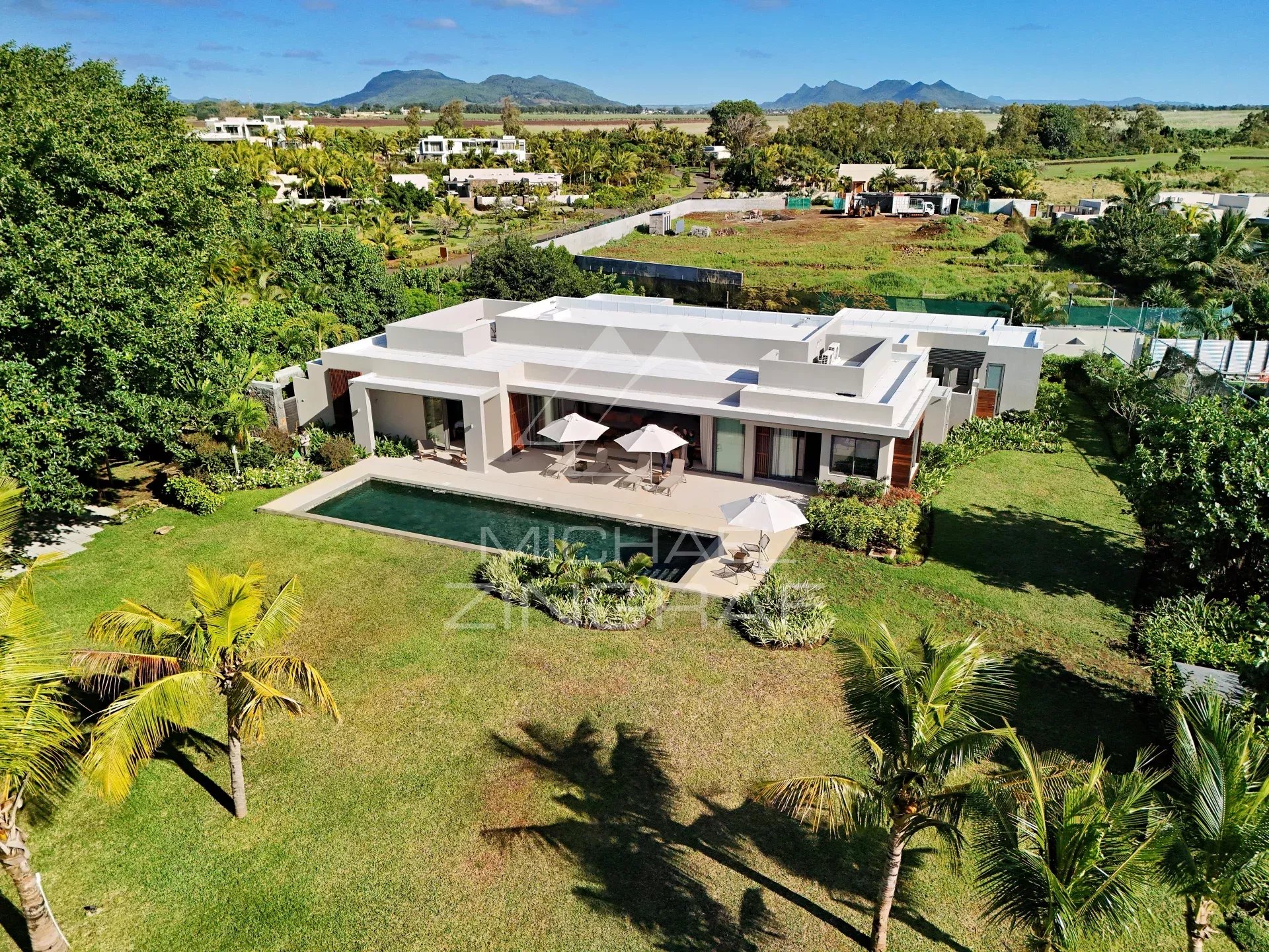Moderne ebenerdige Villa mit Golfblick in ruhiger Lage