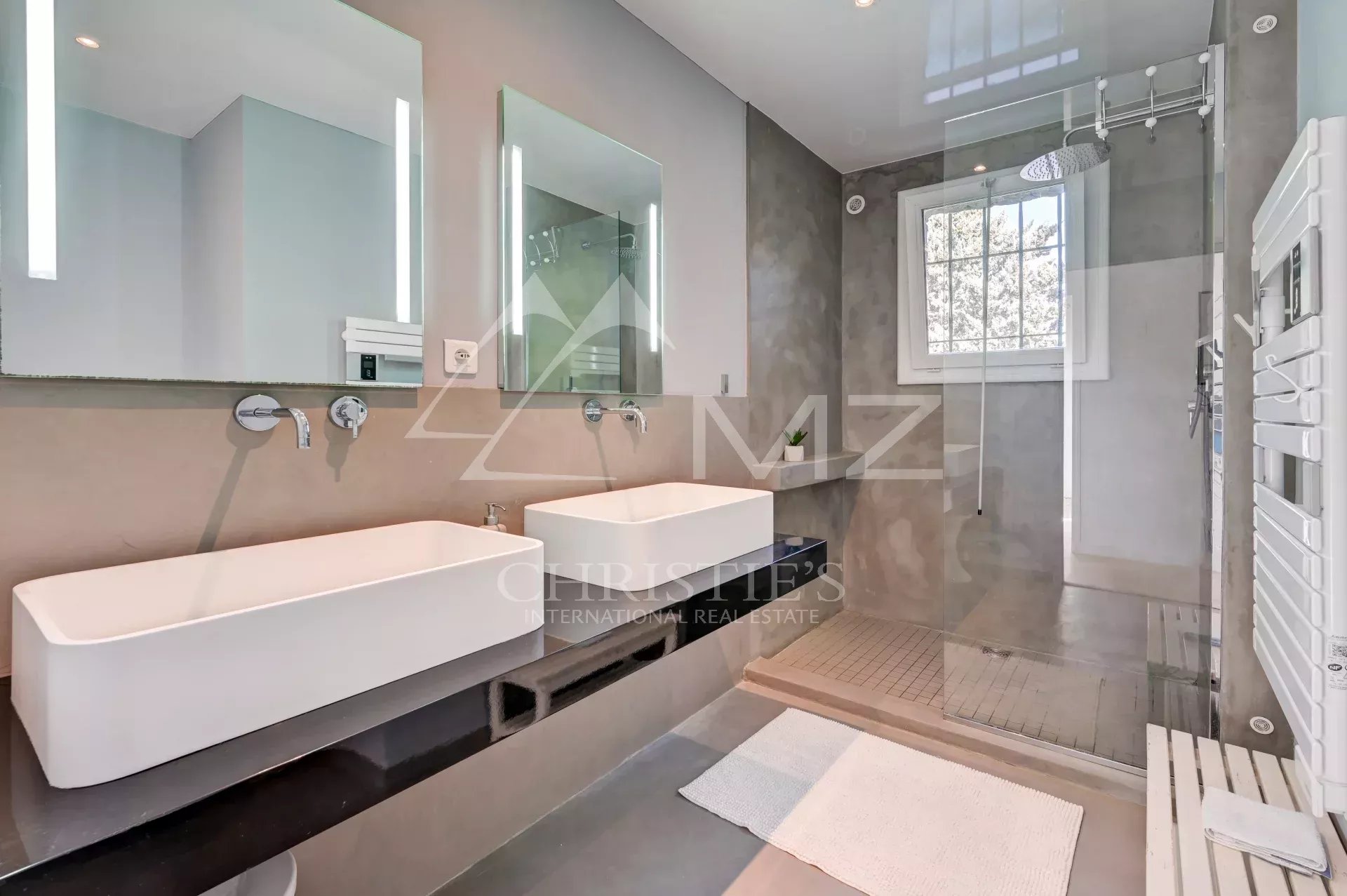 Gordes – Elegantes Steinhaus mit Pool und Panoramablick