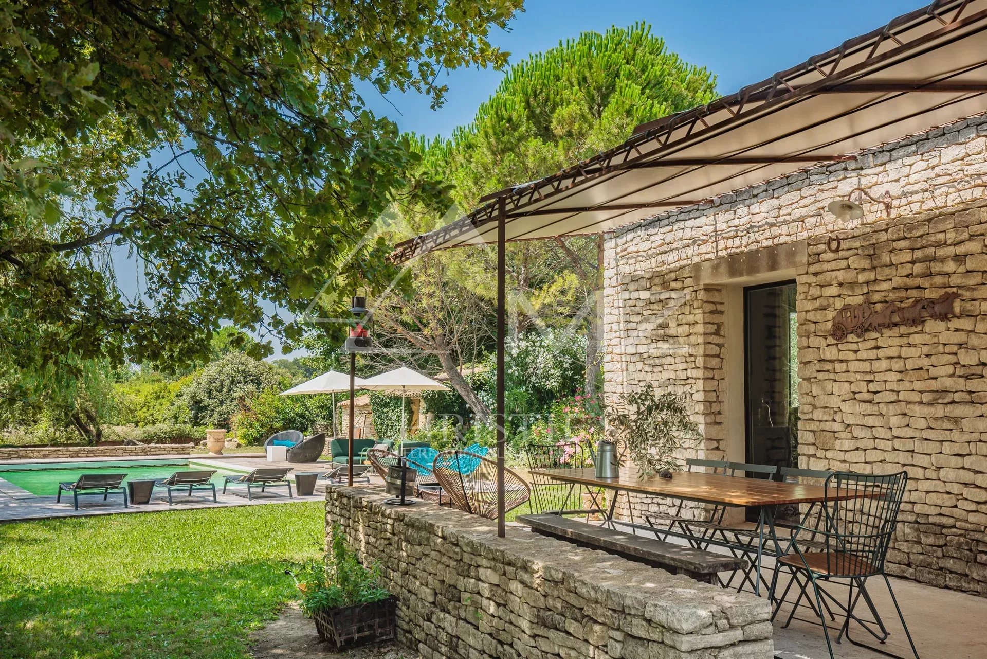 Gordes  - Beautiful stone house on a plot suitable for building, with a swimming pool