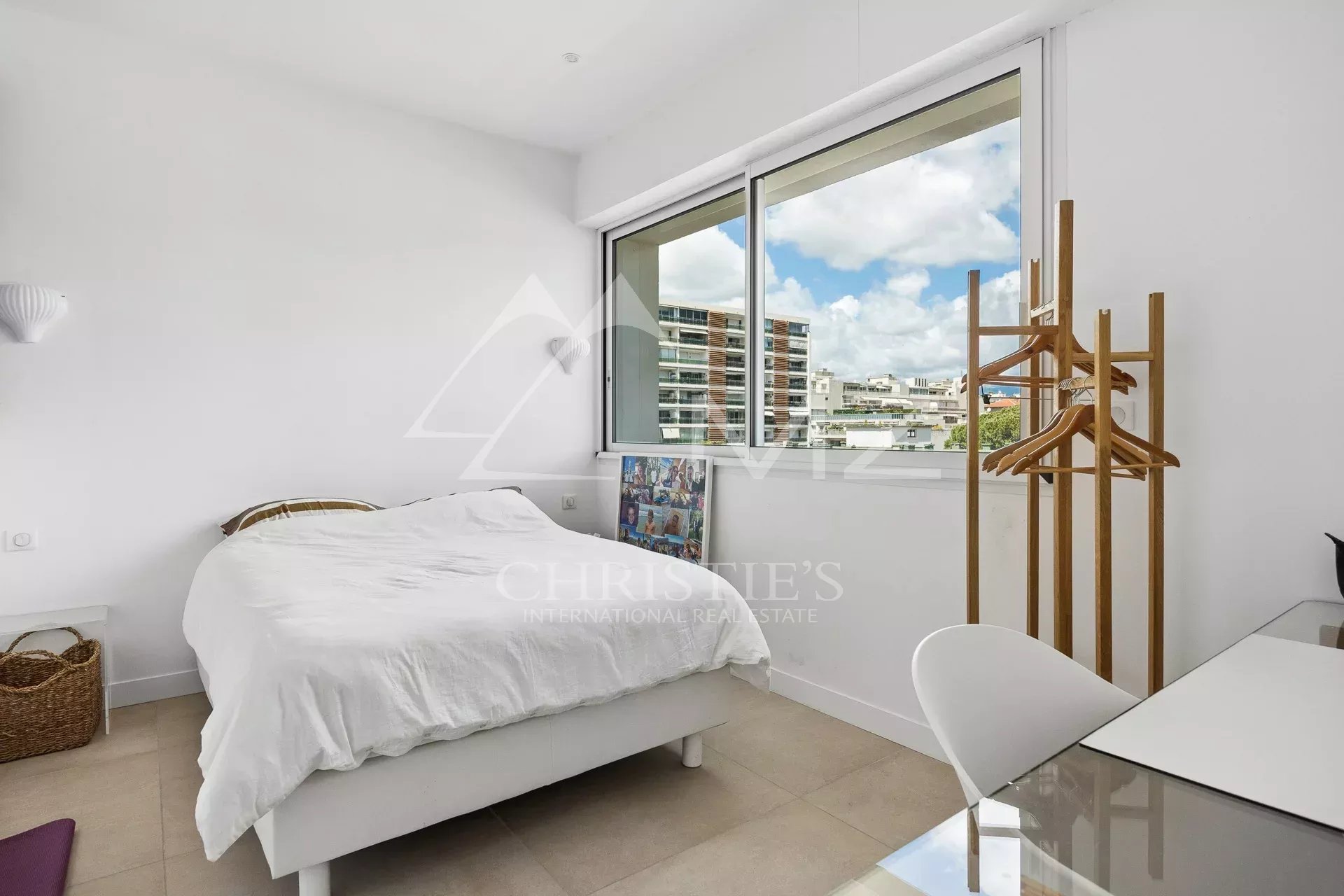SOLE AGENT: 15 minutes walk from the city center, discover this exceptional roof villa