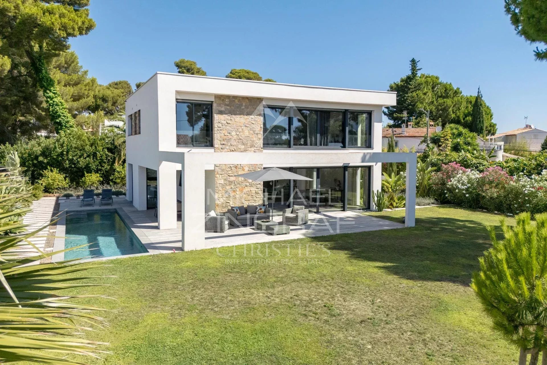 Exceptional contemporary villa with sea view in Garoupe