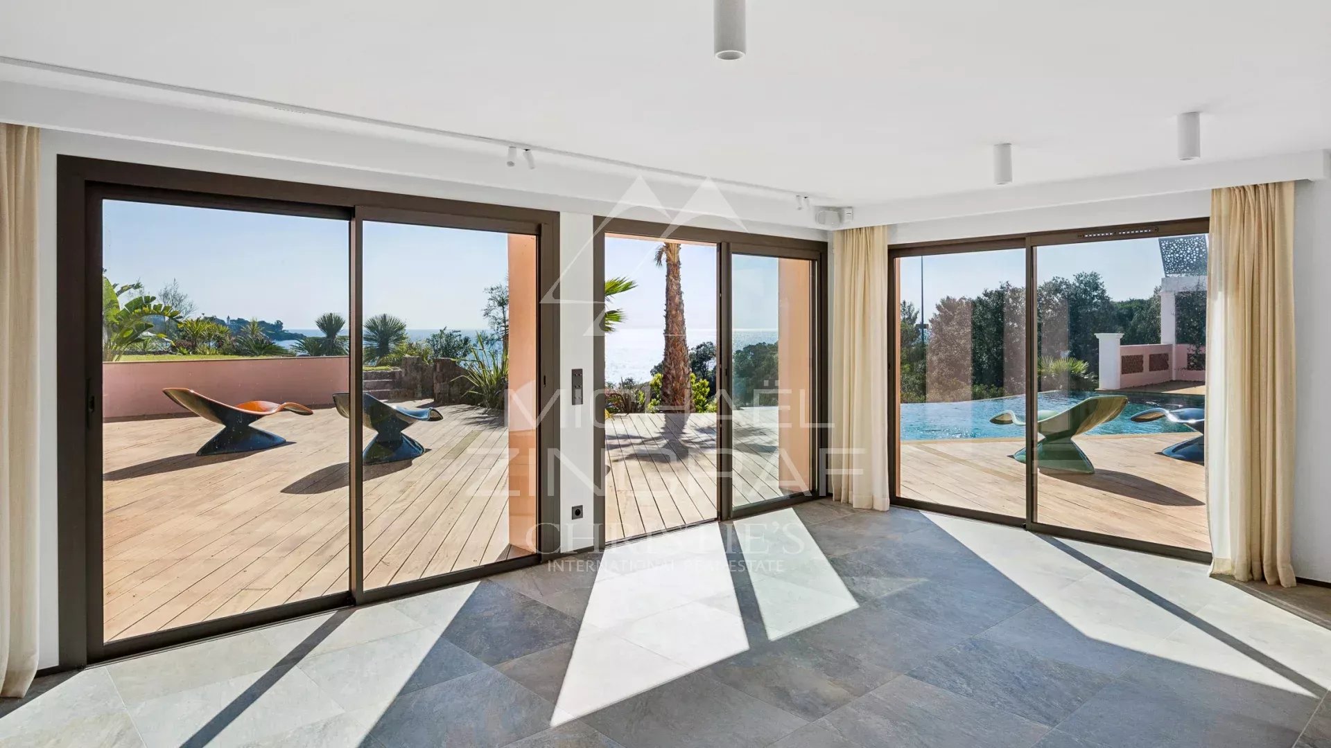 Propriété d’exception pieds dans l’eau – entre Cannes et St Tropez- Agay Saint Raphaël