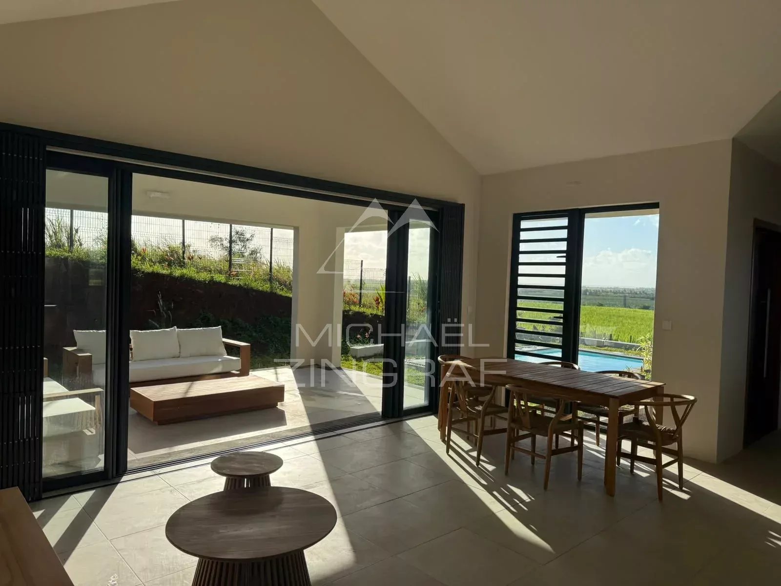 Neue möblierte Villa mit freiem Blick in Belle Vue Harel
