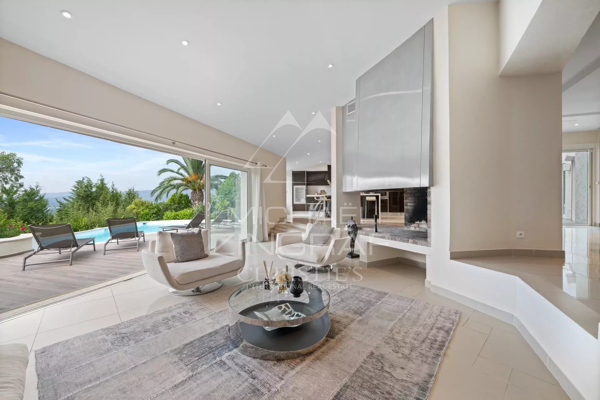 Close to Mougins - Spendid villa in gated domain