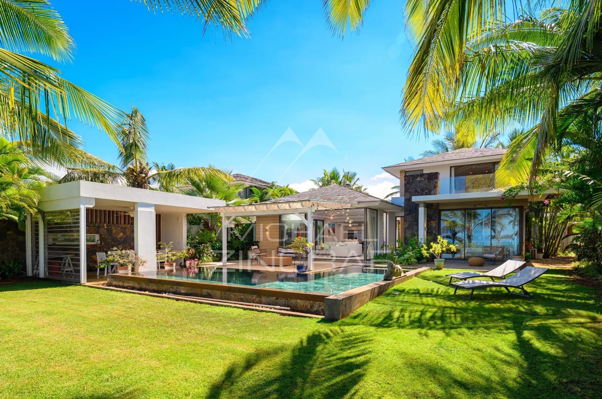 4-Bedroom Villa – Beachfront in Azuri