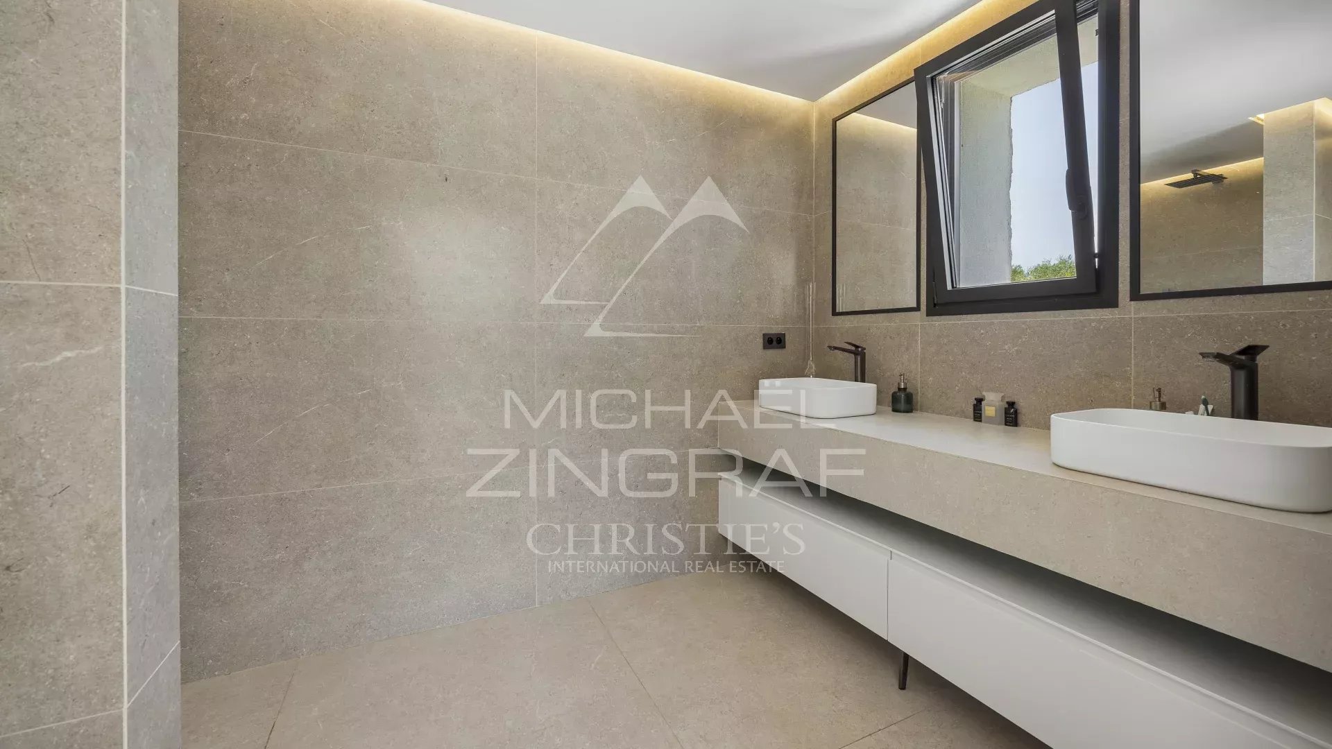 Valbonne - Elegant contemporary villa