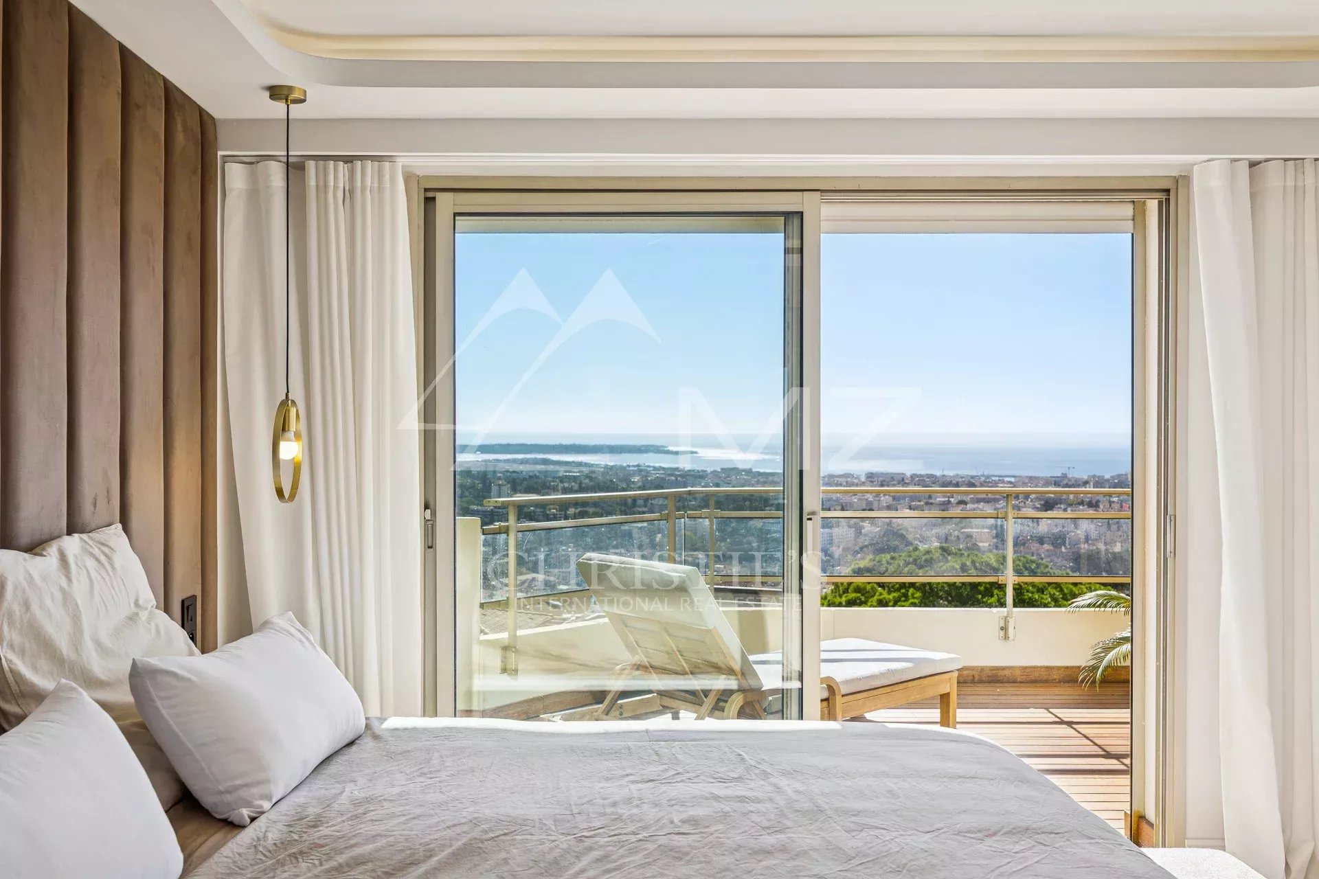 Discover this exceptional property located on the hills of residential Cannet