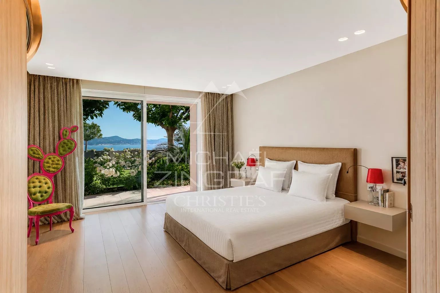 Close to Saint-Tropez - Villa with panoramic sea view