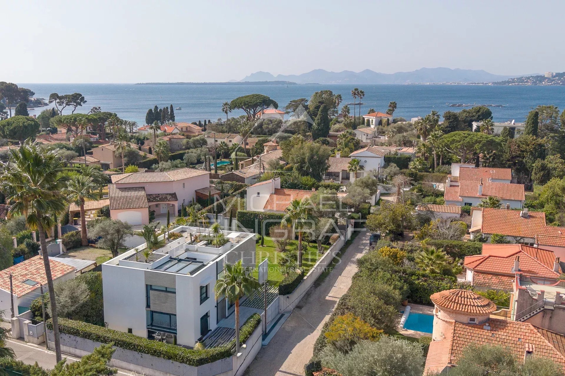 Exclusivité Cap d’Antibes - Versant Ouest - Villa contemporaine d’exception à proximité immédiate des plages