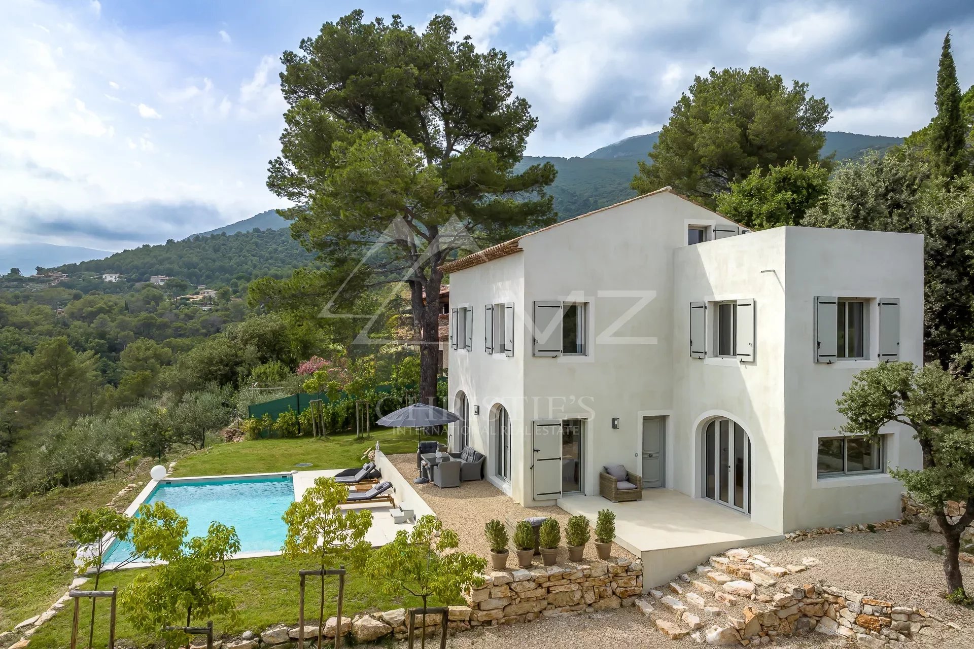 Close to Saint-Paul-de-Vence - Beautiful contemporary style property in a residential area