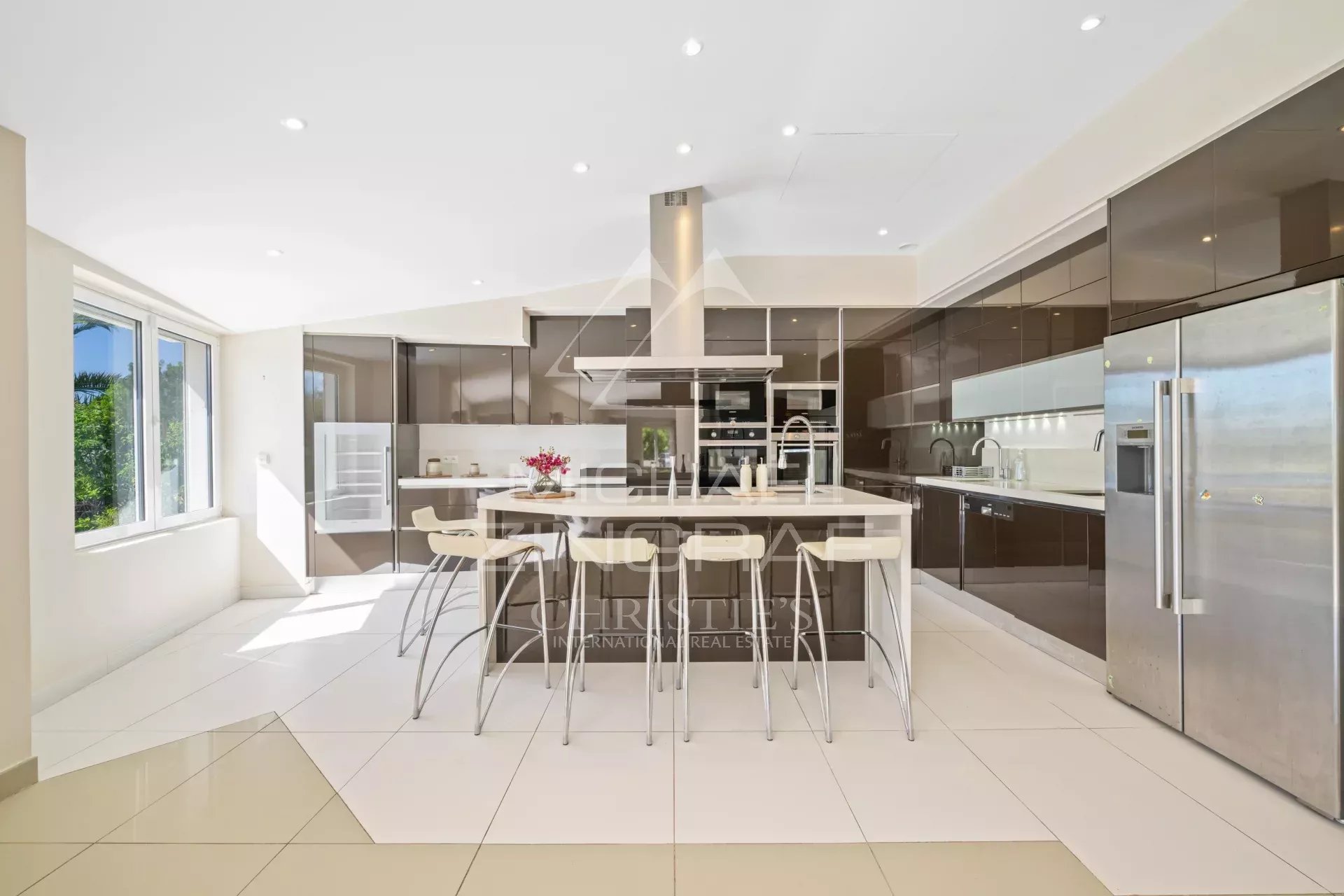 Close to Mougins - Spendid villa in gated domain