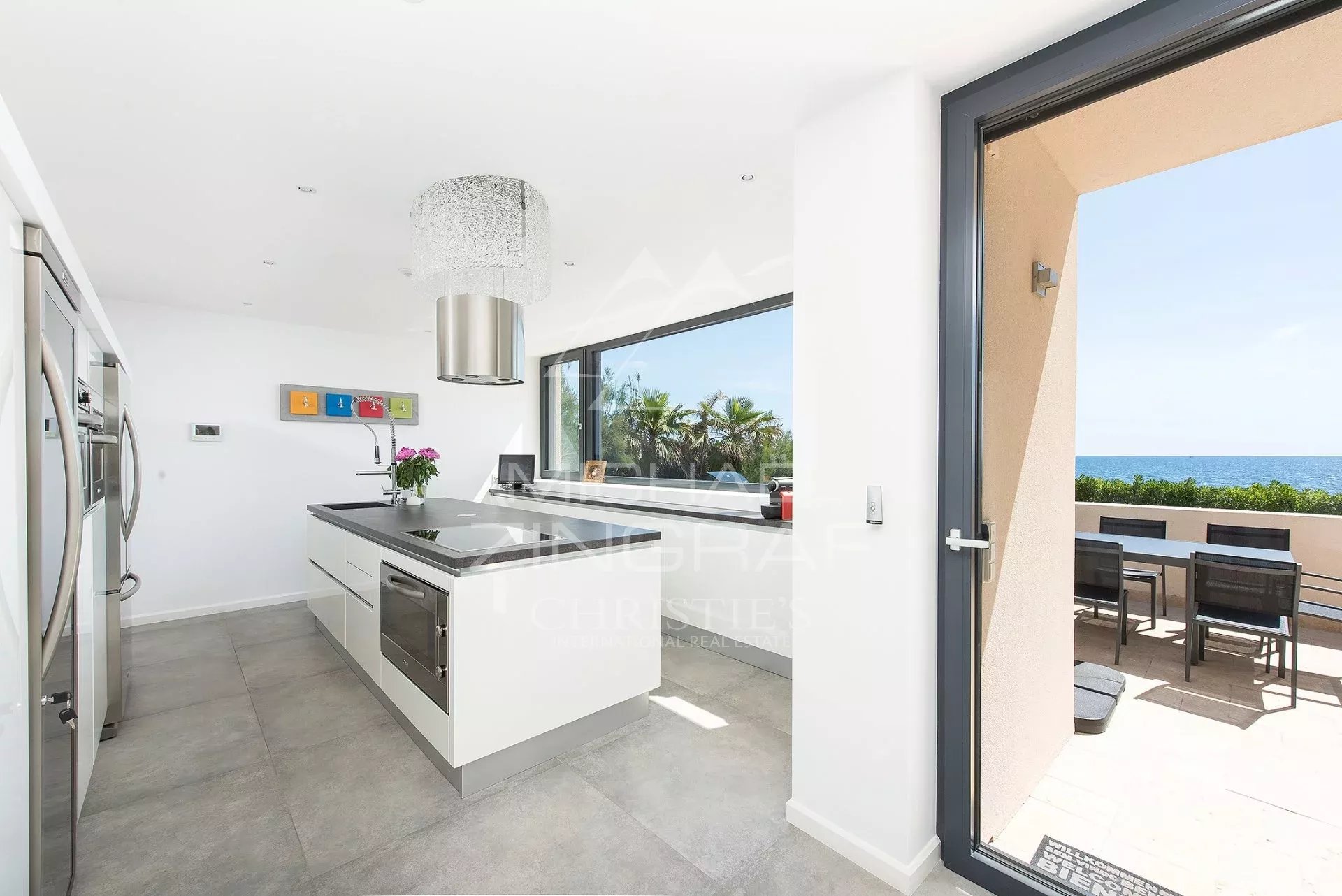 Nahe Cannes - Moderne Villa mit den Füßen im Wasser