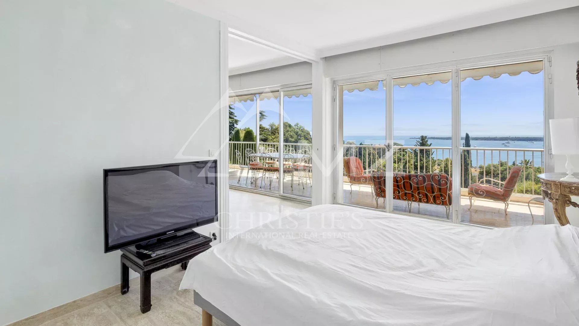 Apartment with Great Potential in the Prized California District