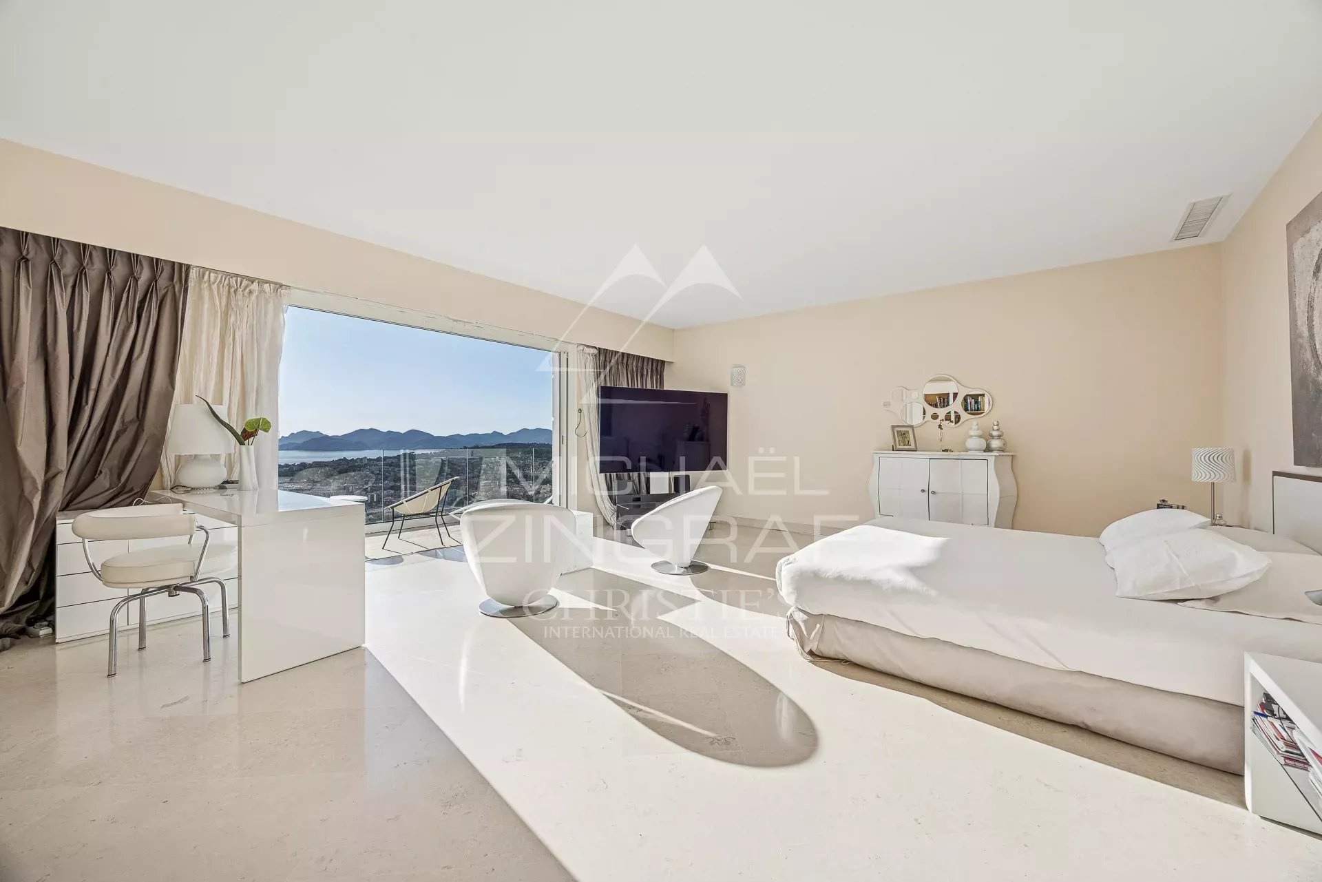 Domaine fermé - Villa contemporaine avec vue mer panoramique