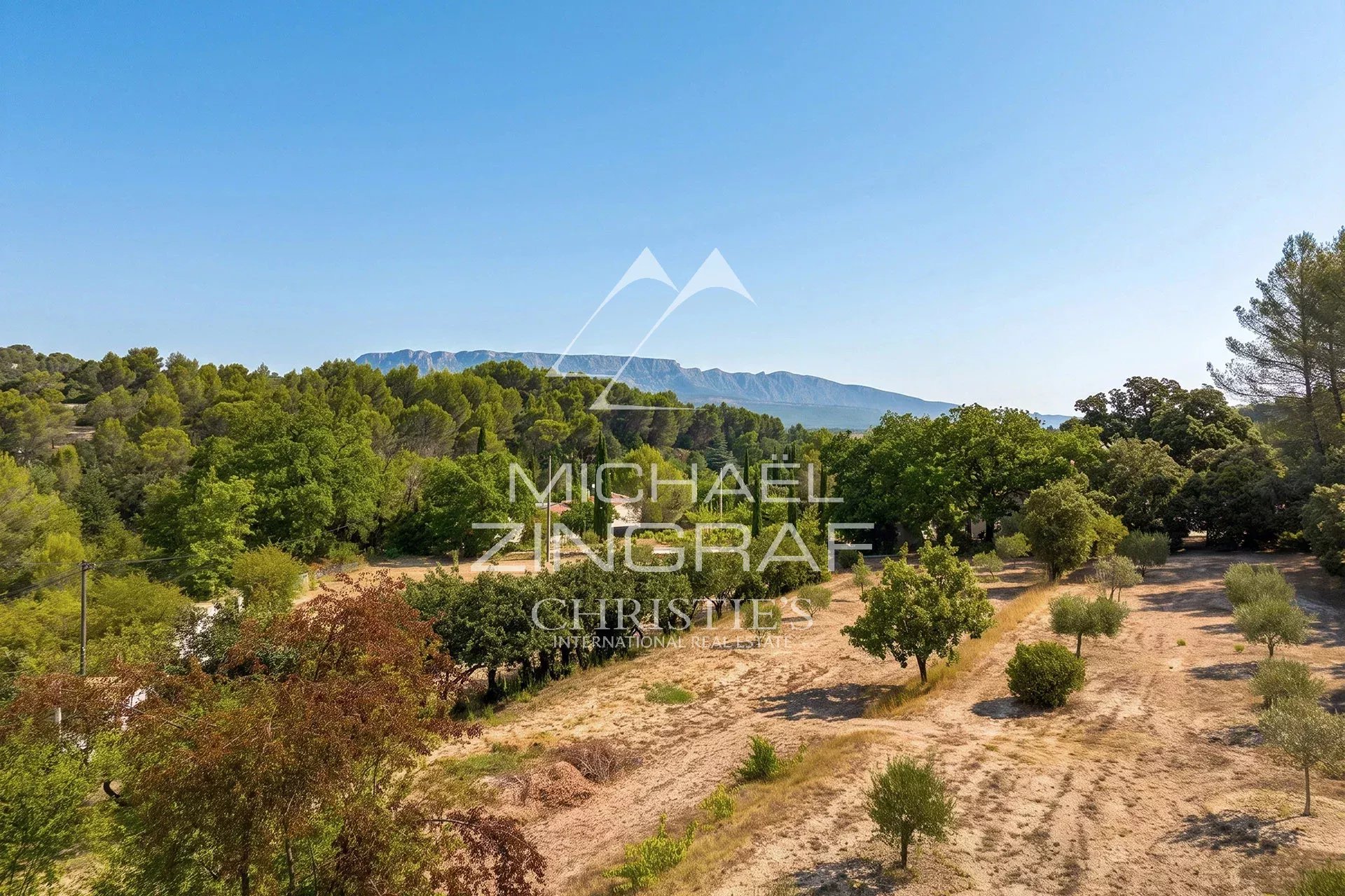 A 14 km d'Aix en Provence, maison familiale avec deux logements, oliveraie