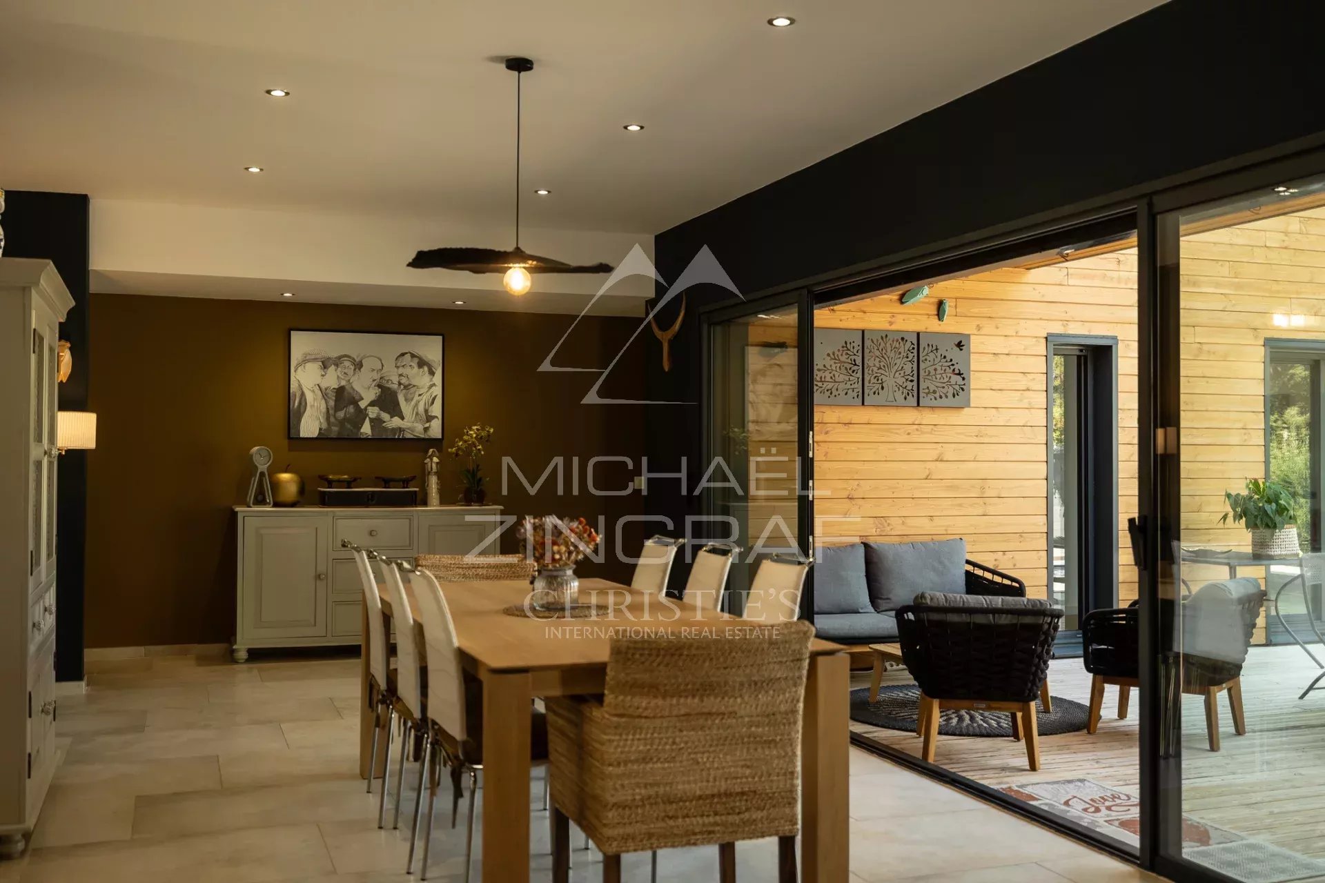 Zeitgenössisches Anwesen