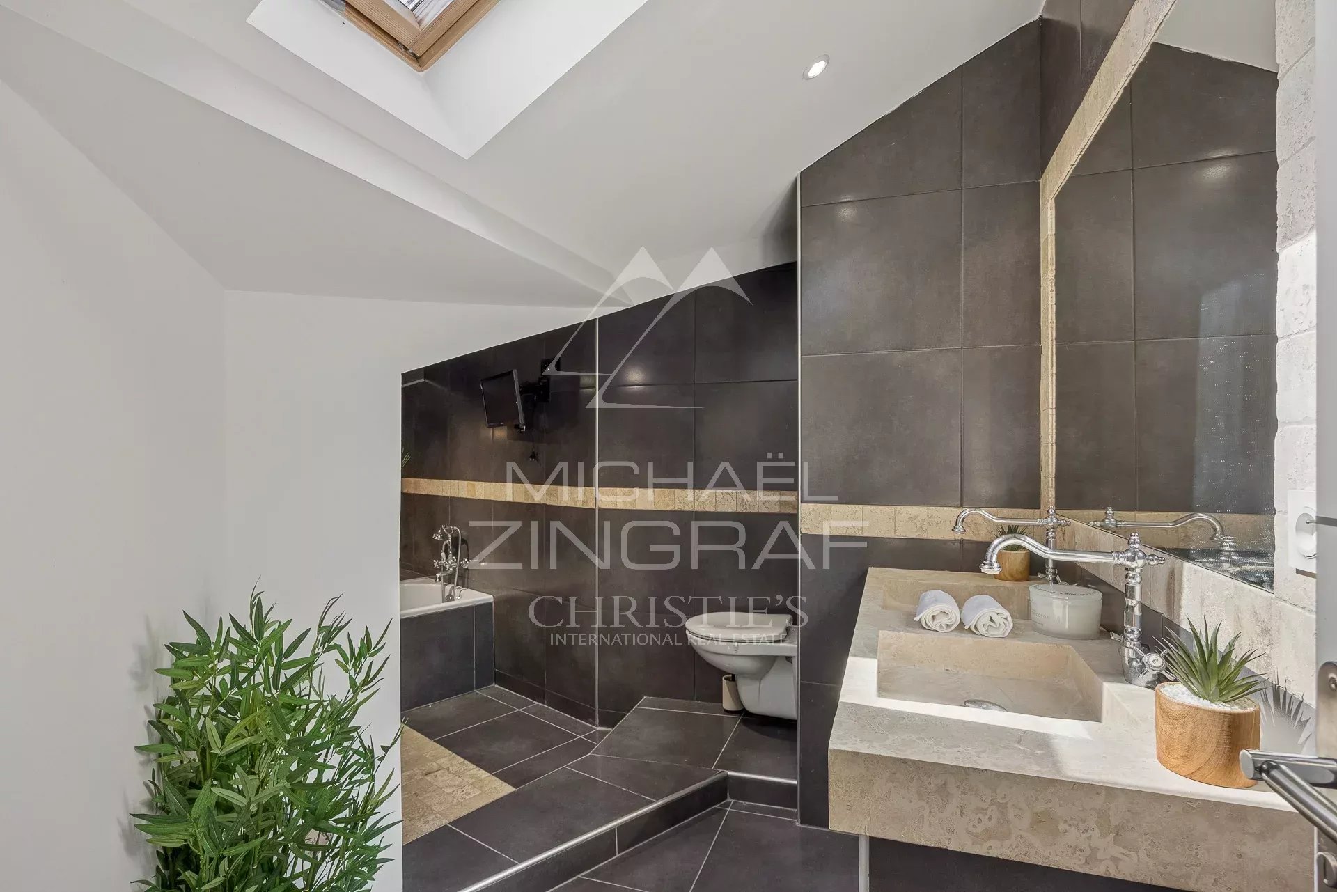 Élégant appartement rénové avec jardin et garage au cœur du Cap d’Antibes