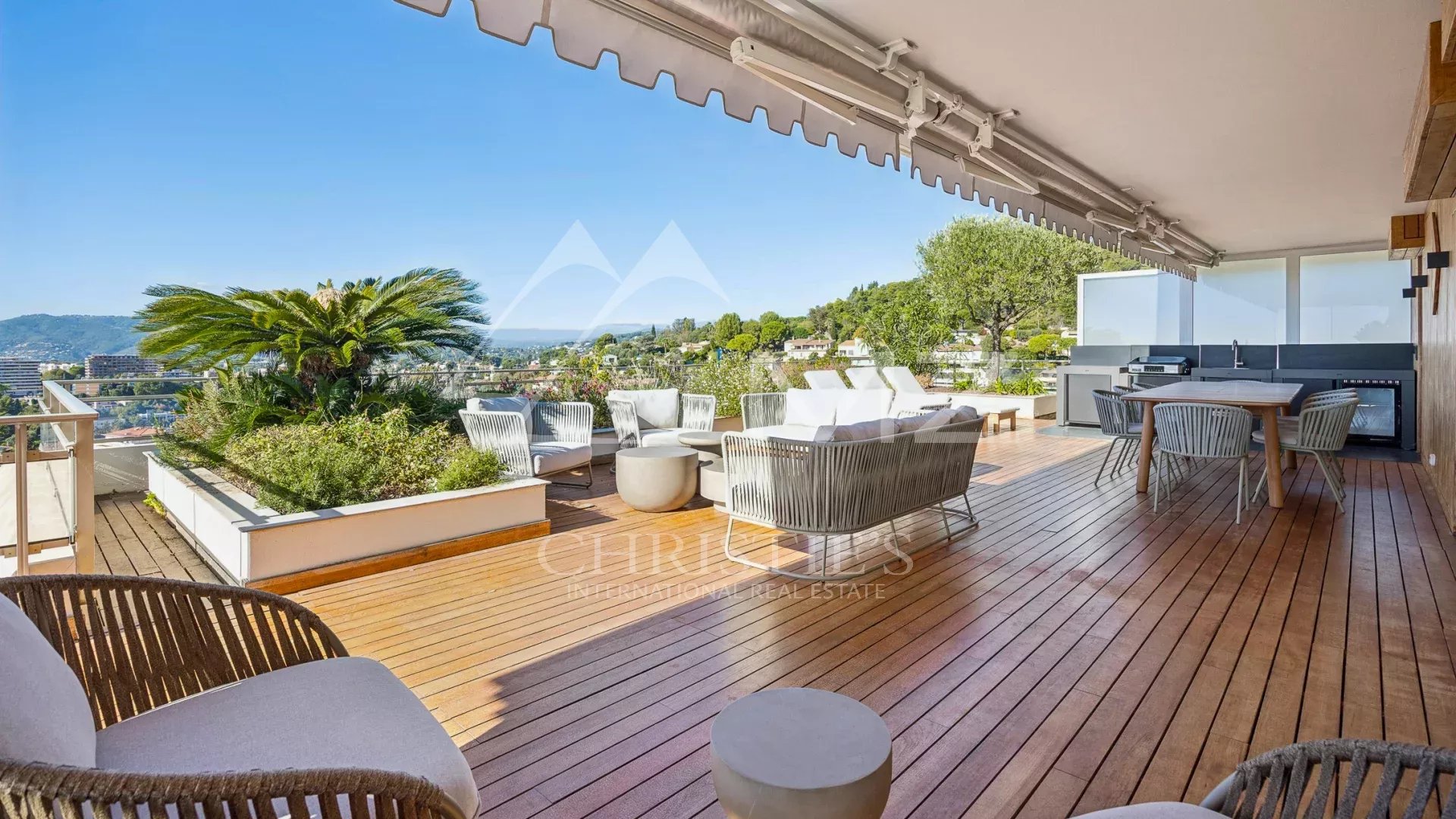 Discover this exceptional property located on the hills of residential Cannet