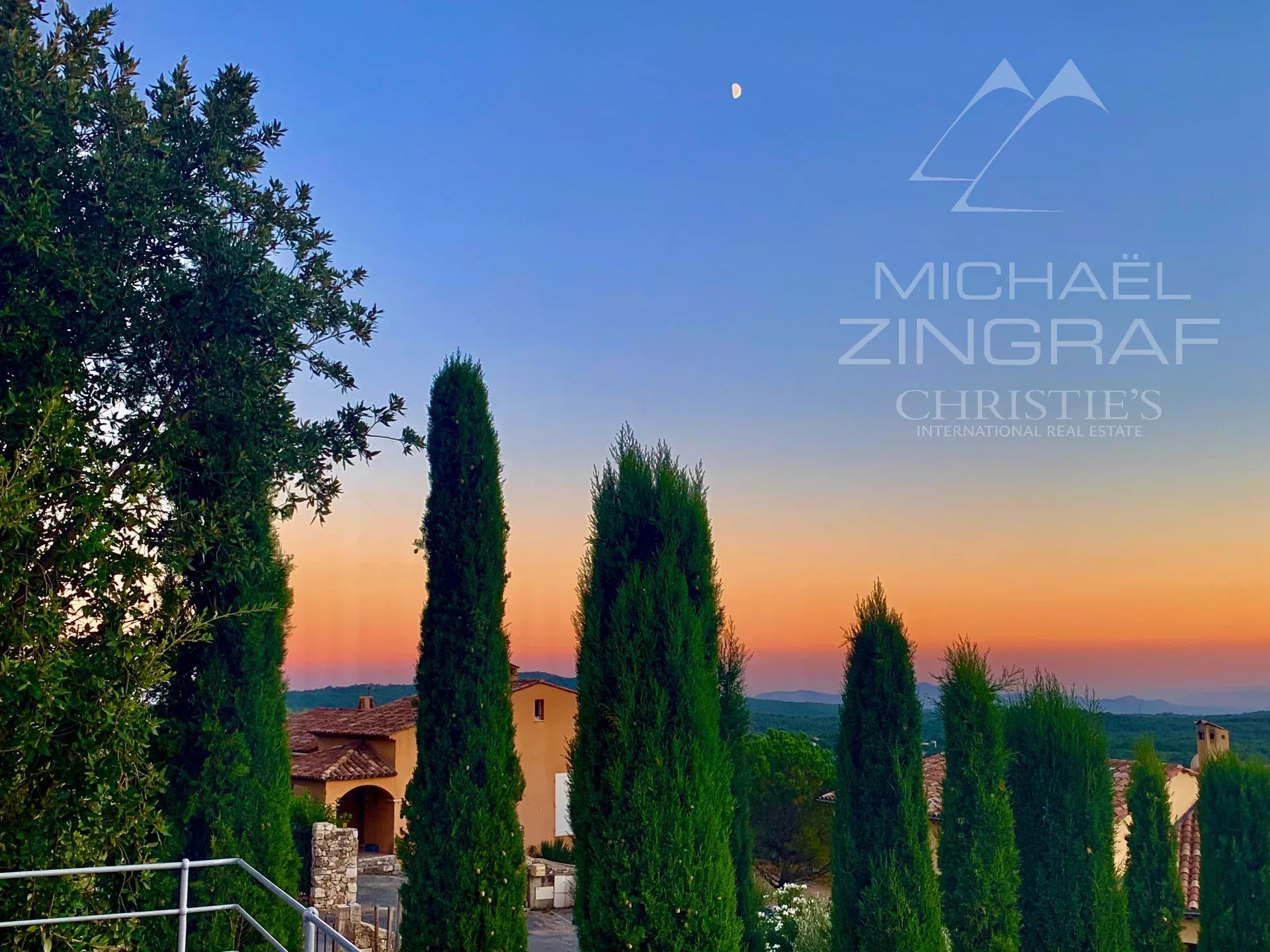 Elegant contemporary villa in a dominant position – Sea view on the horizon