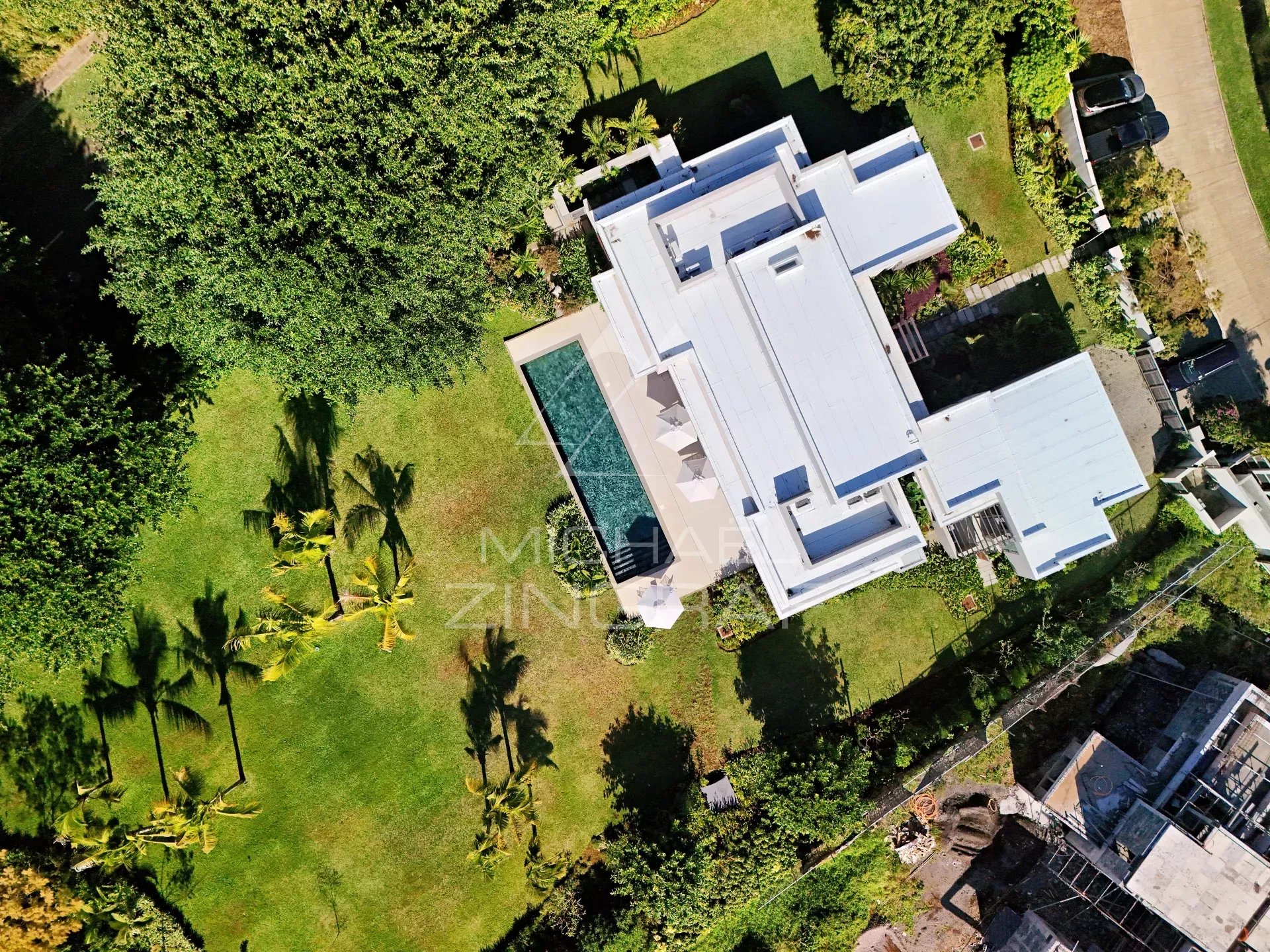 Moderne ebenerdige Villa mit Golfblick in ruhiger Lage