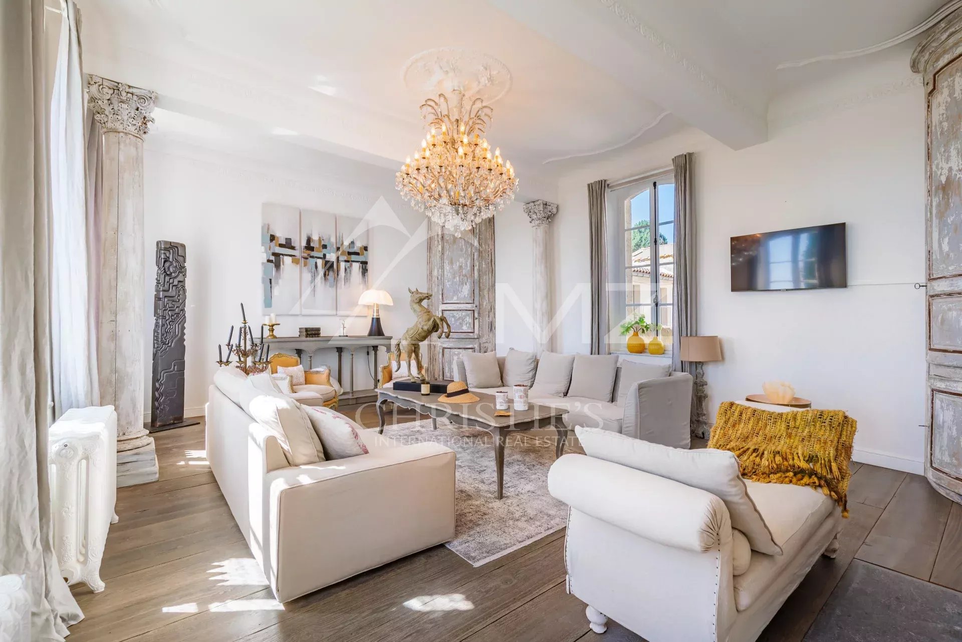 19th-century mansion between the Luberon and Alpilles mountains