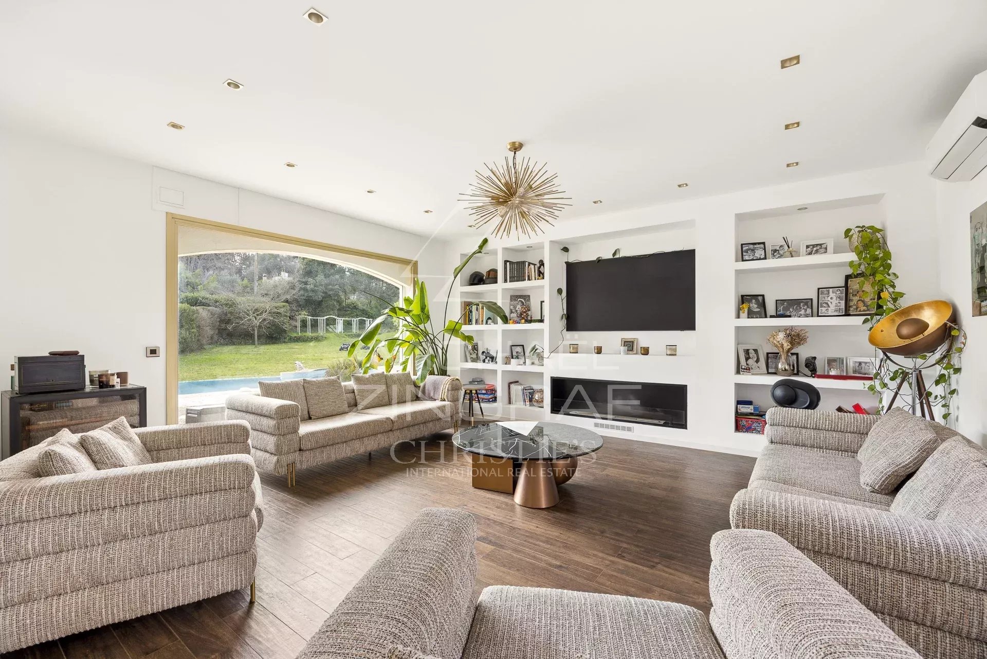 Roquefort-les-Pins – Élégante villa provençale moderne au cœur d’un environnement verdoyant