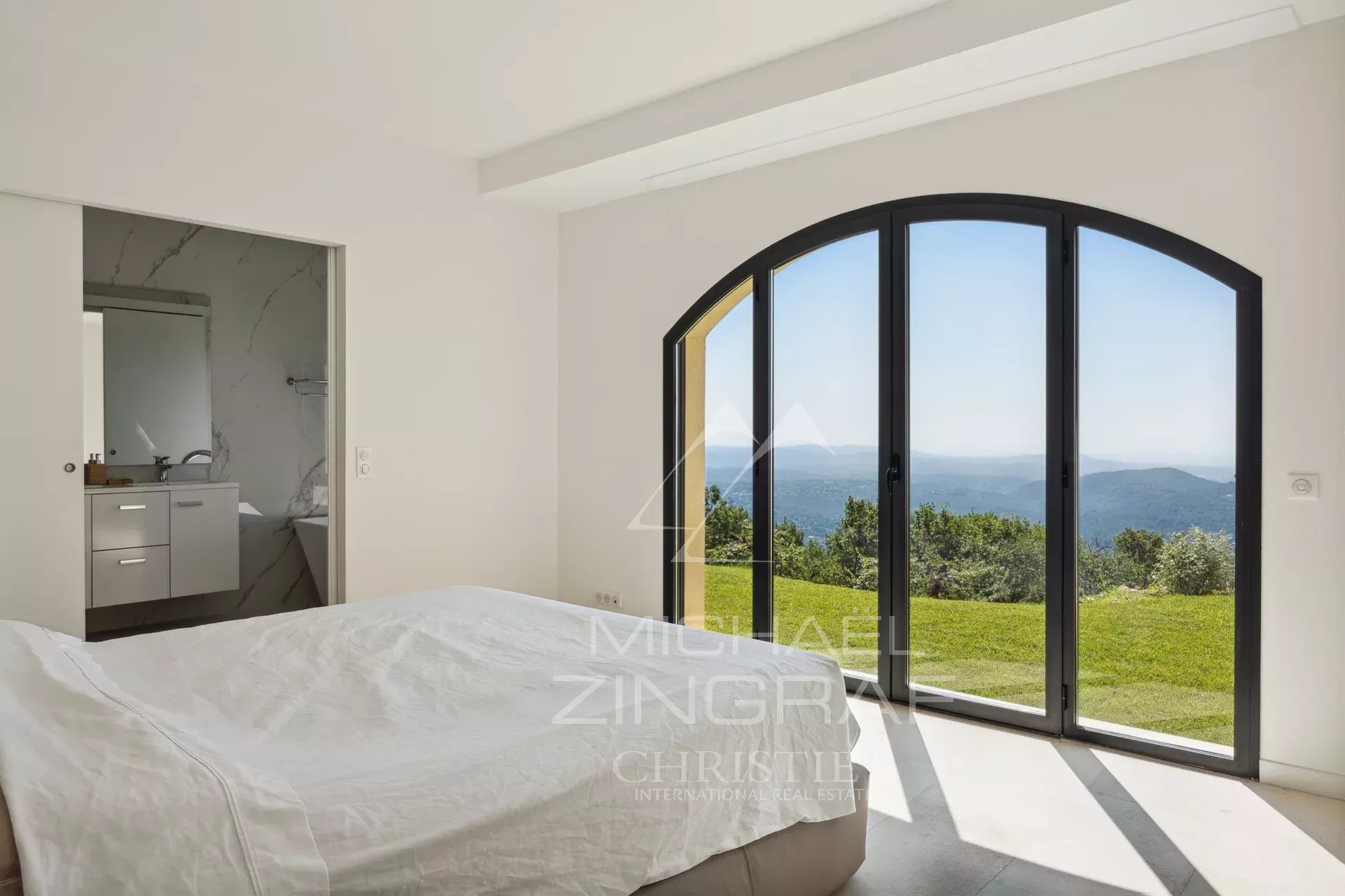 Villa au style épuré sur les balcons de la Riviera