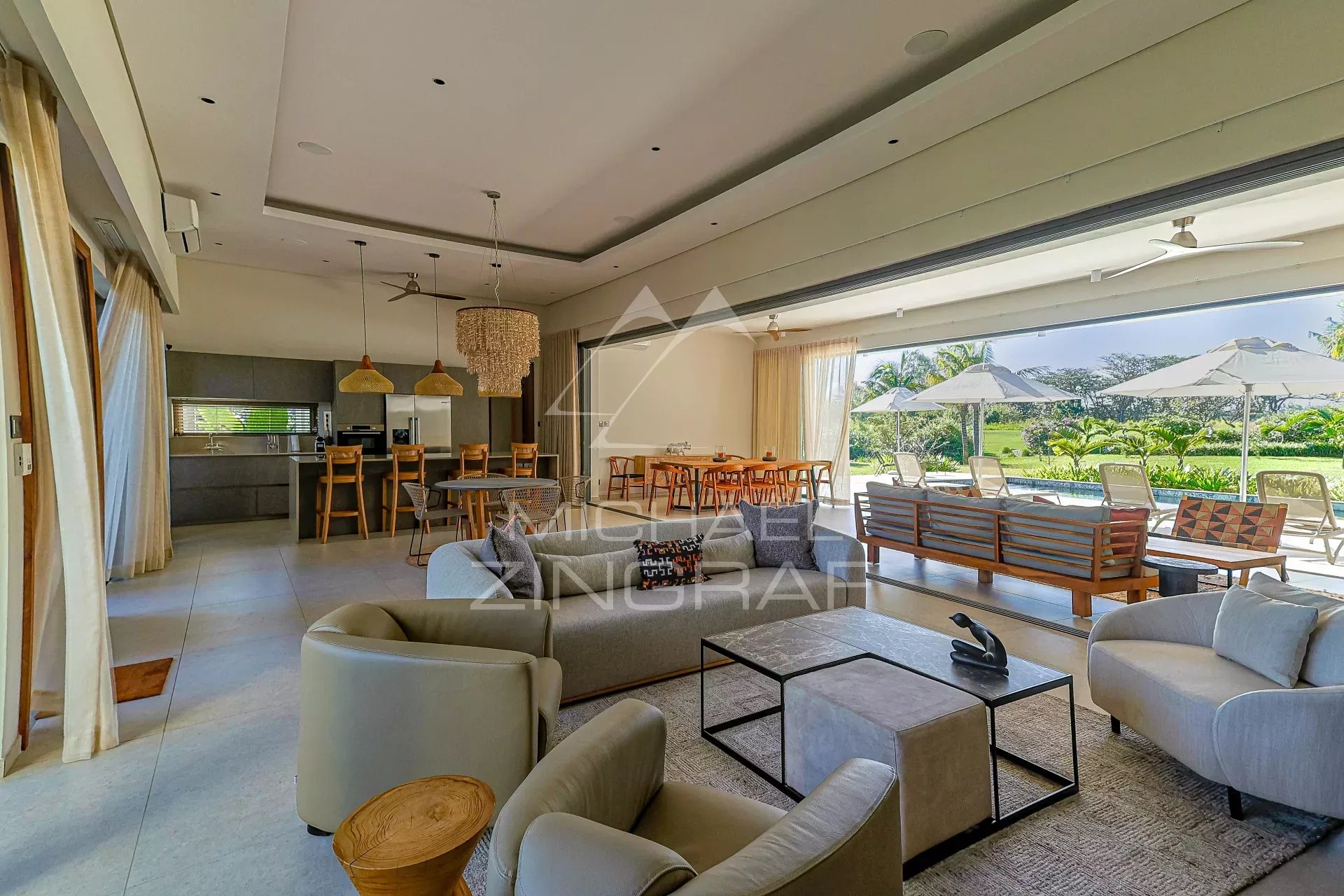 Moderne ebenerdige Villa mit Golfblick in ruhiger Lage