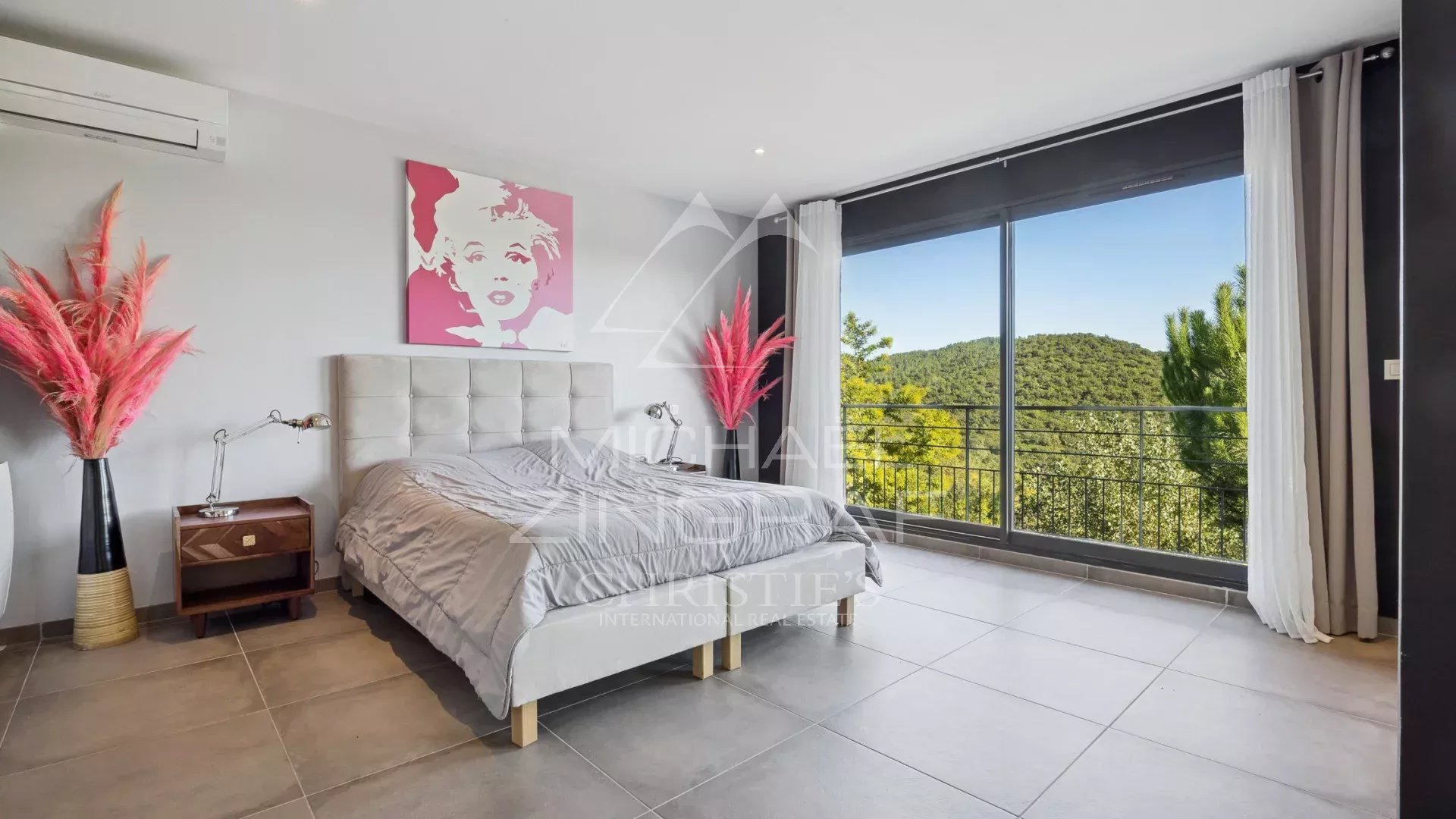 CONTEMPORARY PROPERTY IN THE HEART OF A PRIVATE ESTATE