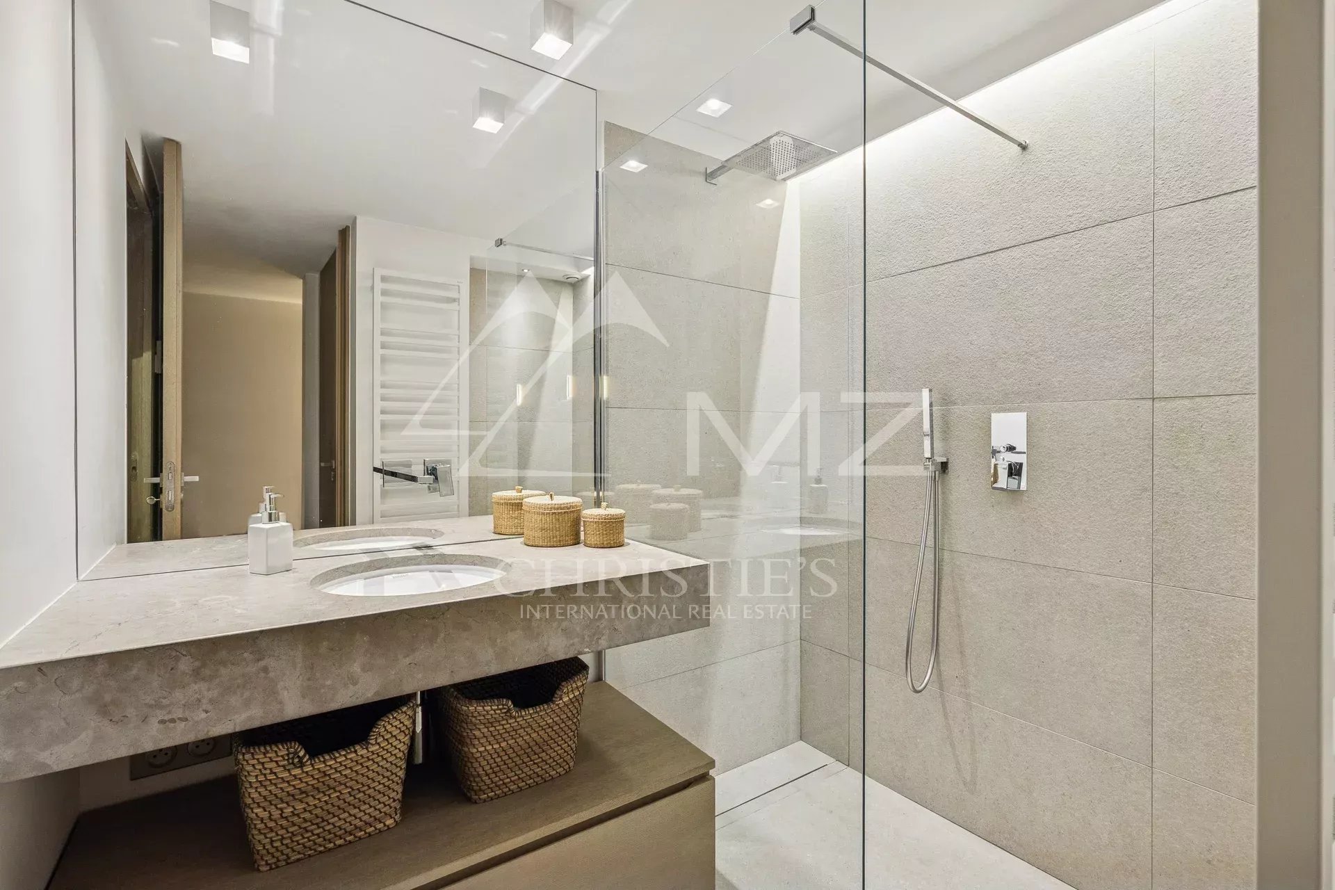 Exceptional apartment-villa in the sought-after Californie district