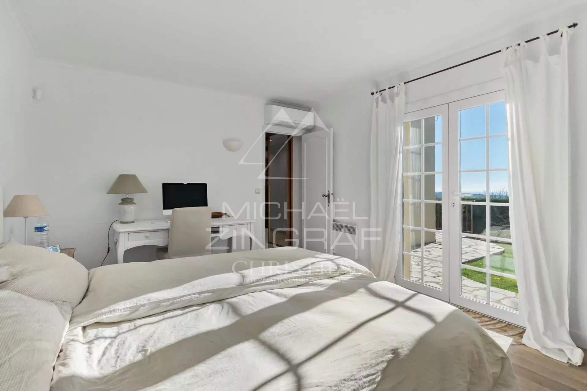 Panoramablick auf Meer und Berge