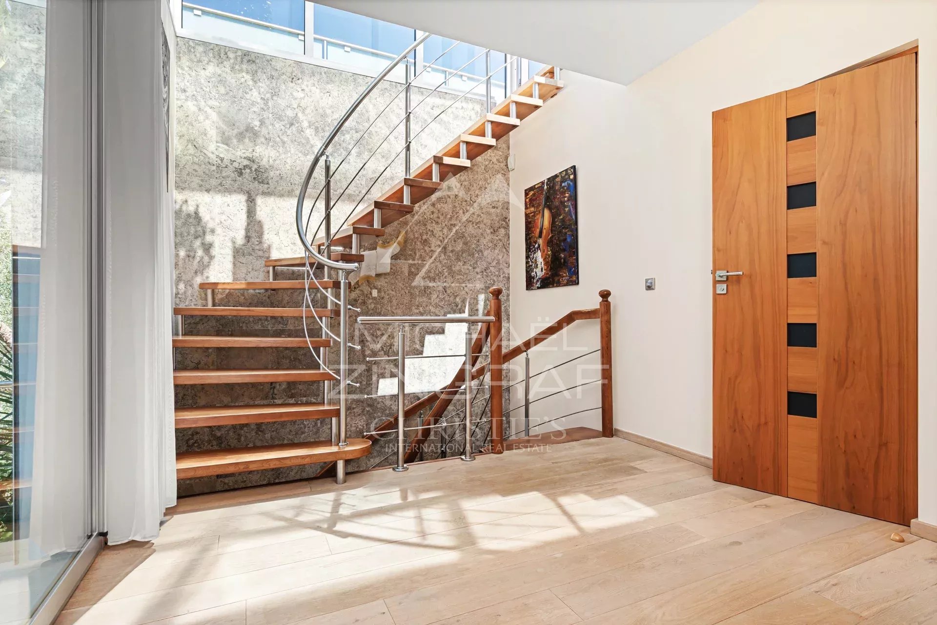 Exklusive Führungskraft-Position in Cap d’Antibes, nahe dem Strand Keller, mit Meer- und Bergblick.