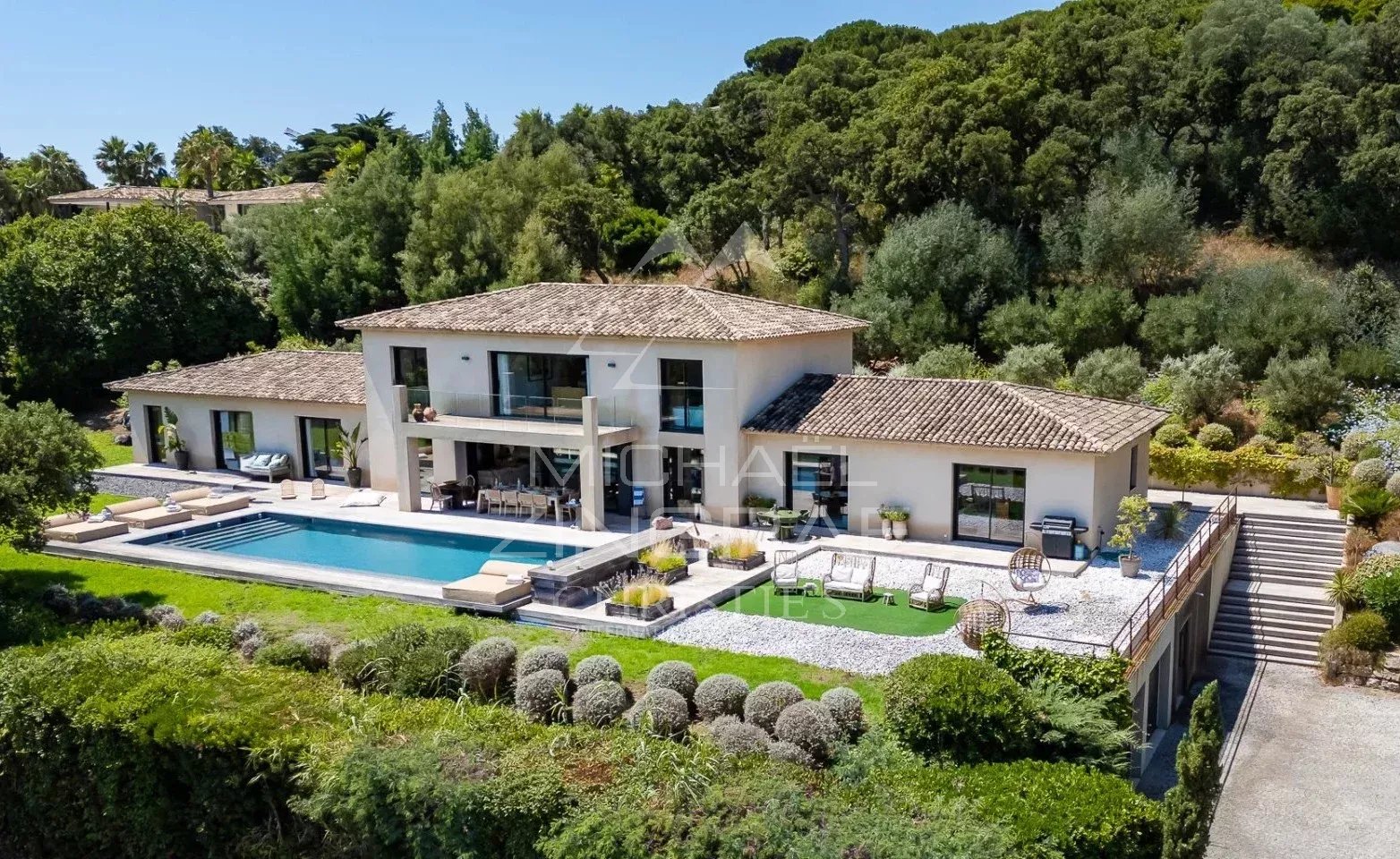 À Saint-Tropez, entre Village et Plages – Une Propriété d’Exception à Belle Isnarde