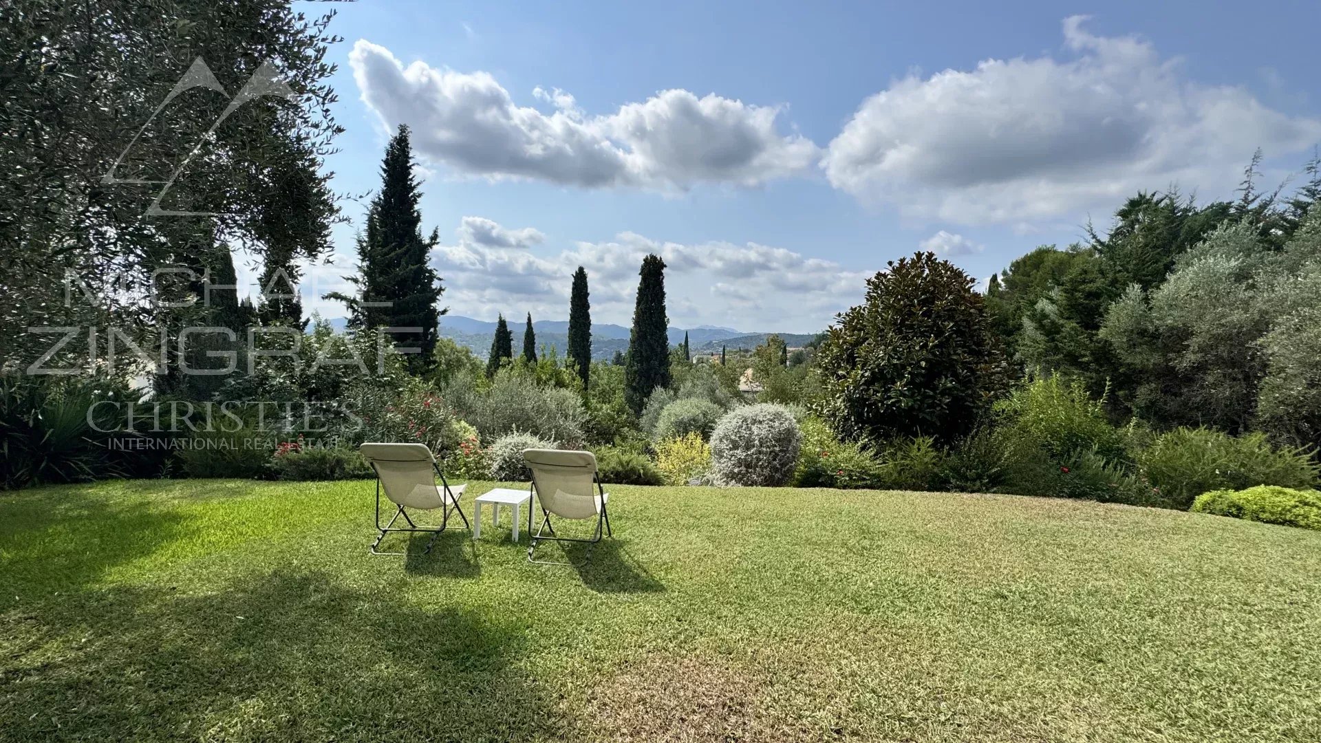 Charming villa with an open view and four suites