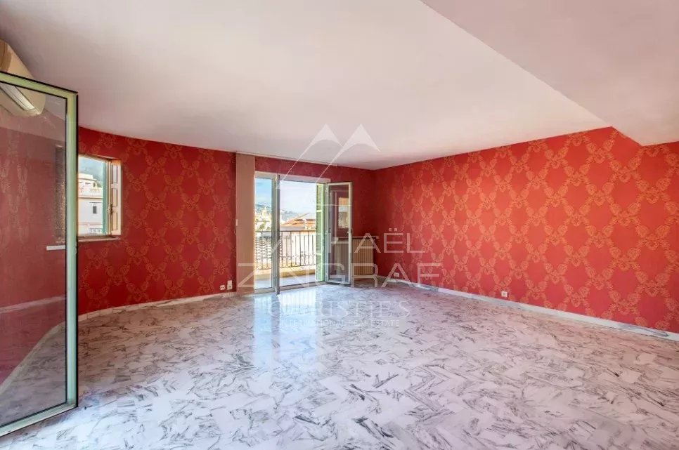 Apartment in need of refurbishment - 3 rooms - 104 m² - Town centre near the sea