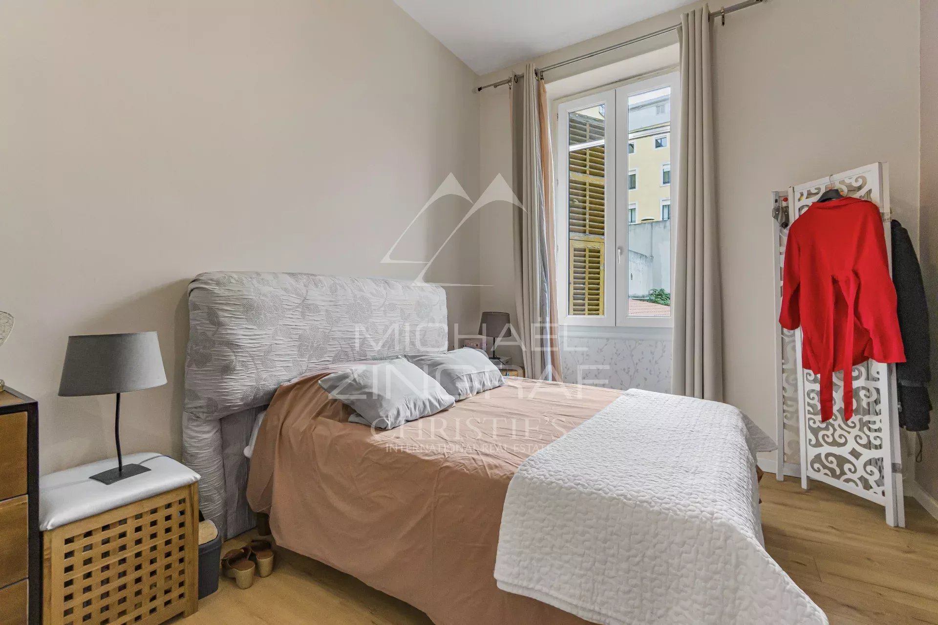 Large 2–3 Room Apartment with Mezzanine Facing the Coulée Verte