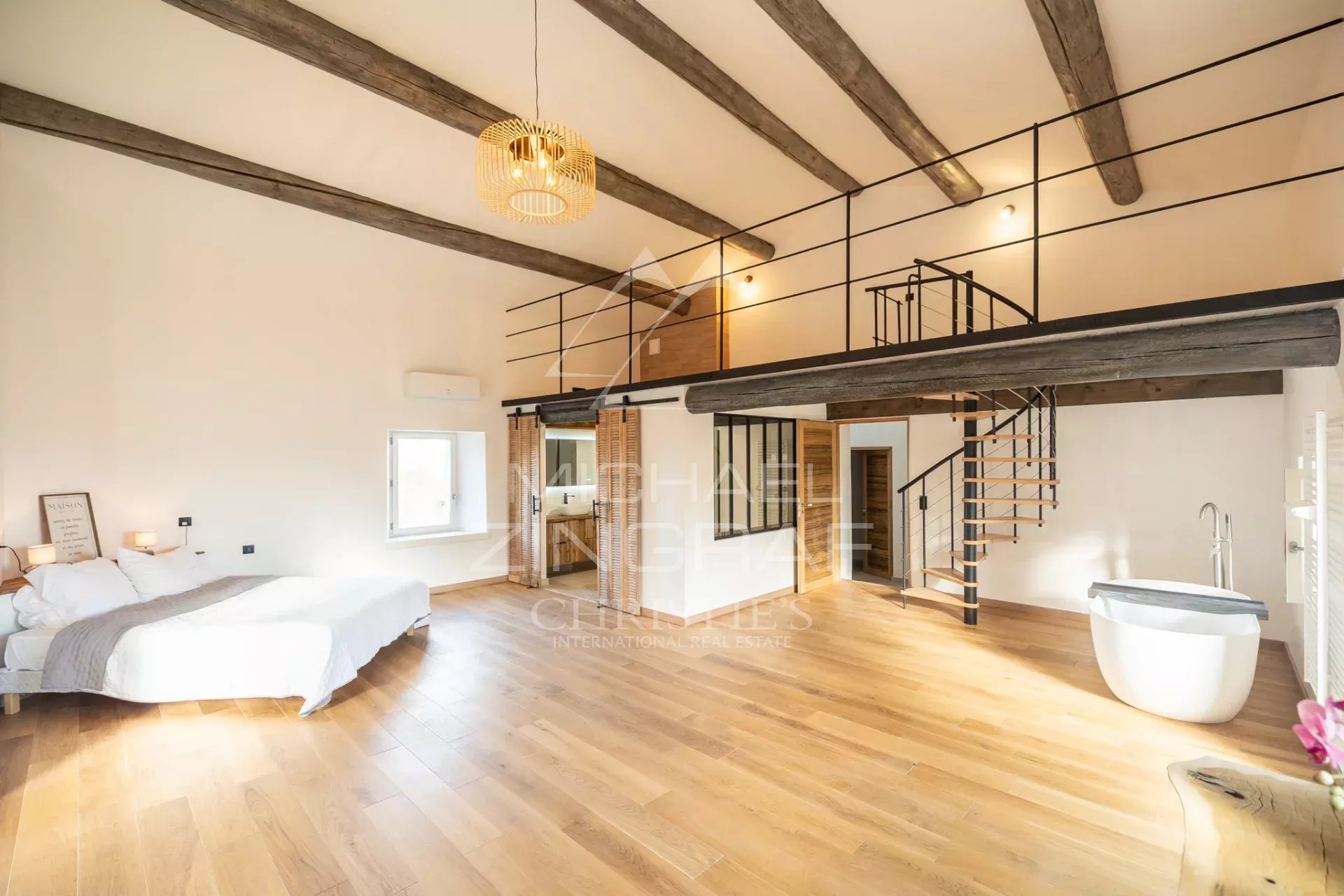 Außergewöhnliches, komplett renoviertes Landhaus auf einem 2,6 ha großen Grundstück mit Swimmingpool.