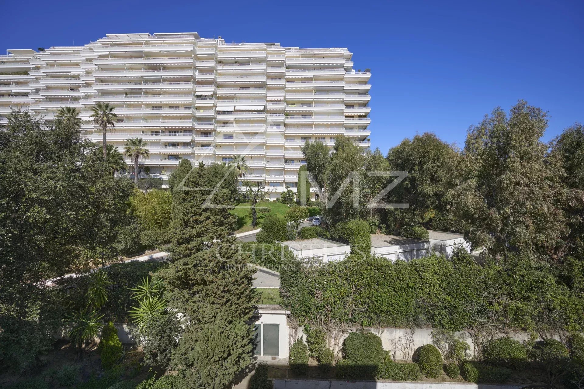 3-room apartment on the top floor in the city center