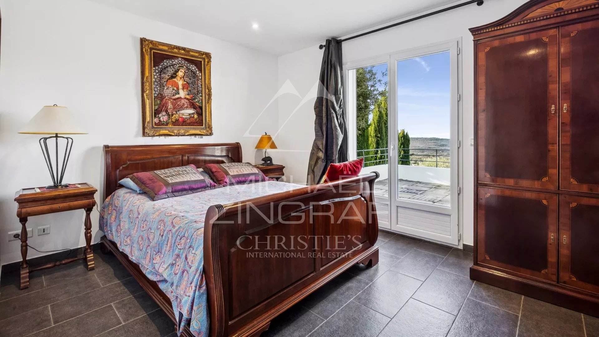 Elegant contemporary villa in a dominant position – Sea view on the horizon