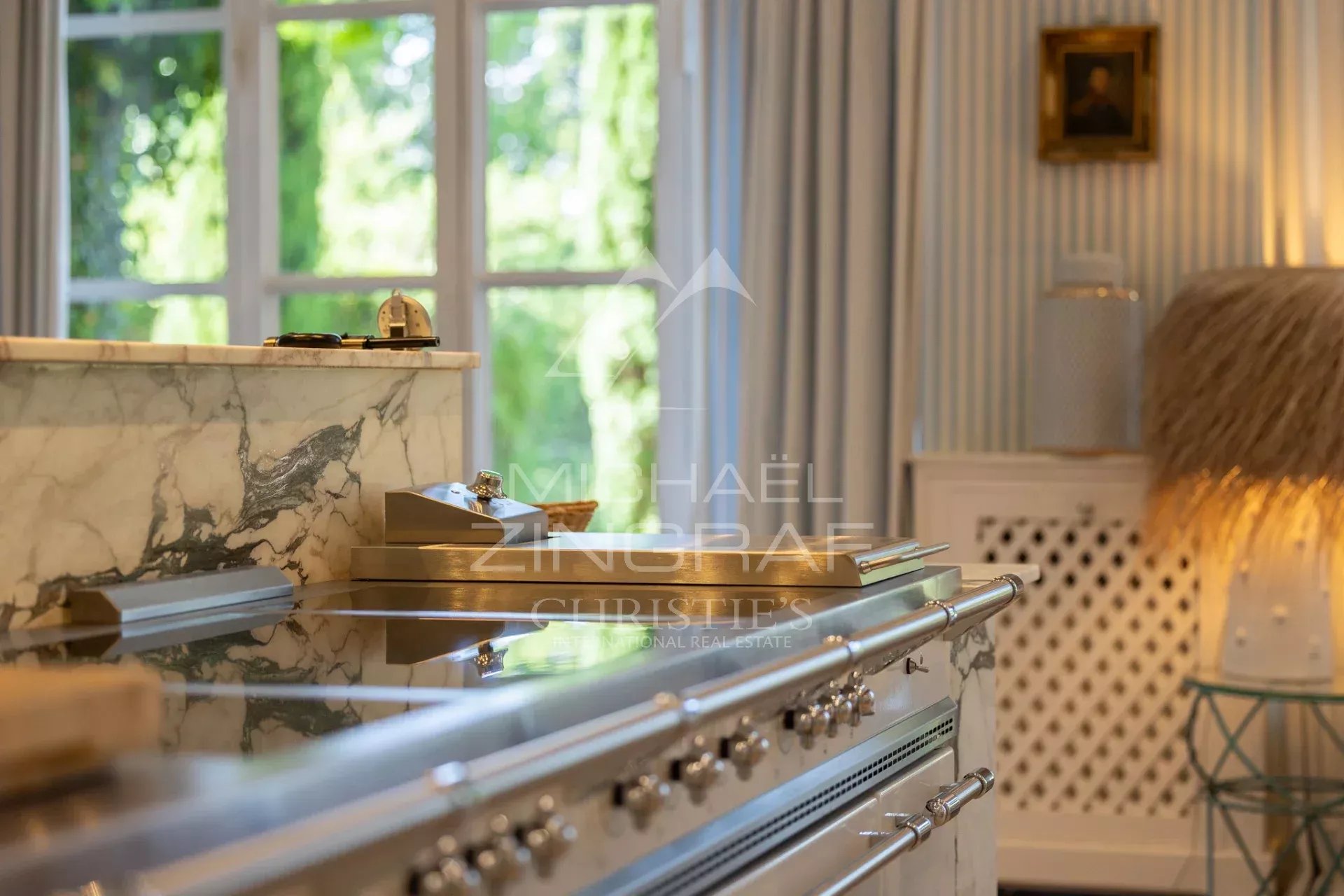 Exclusive : An exceptional 18th-century country house on the outskirts of L’Isle-sur-la-Sorgue, set on 6.3 hectares of grounds and featuring a prestigious reception hall