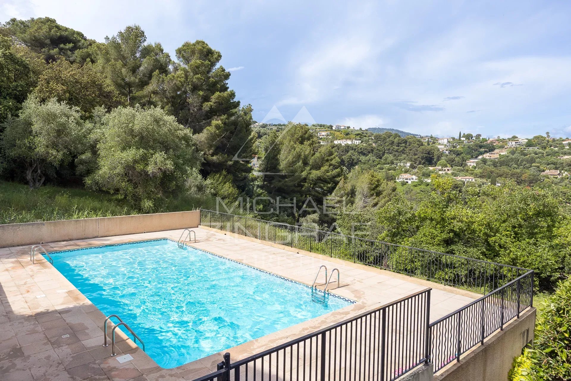 NICE - GAIRAUT - VILLA DANS DOMAINE PRIVE