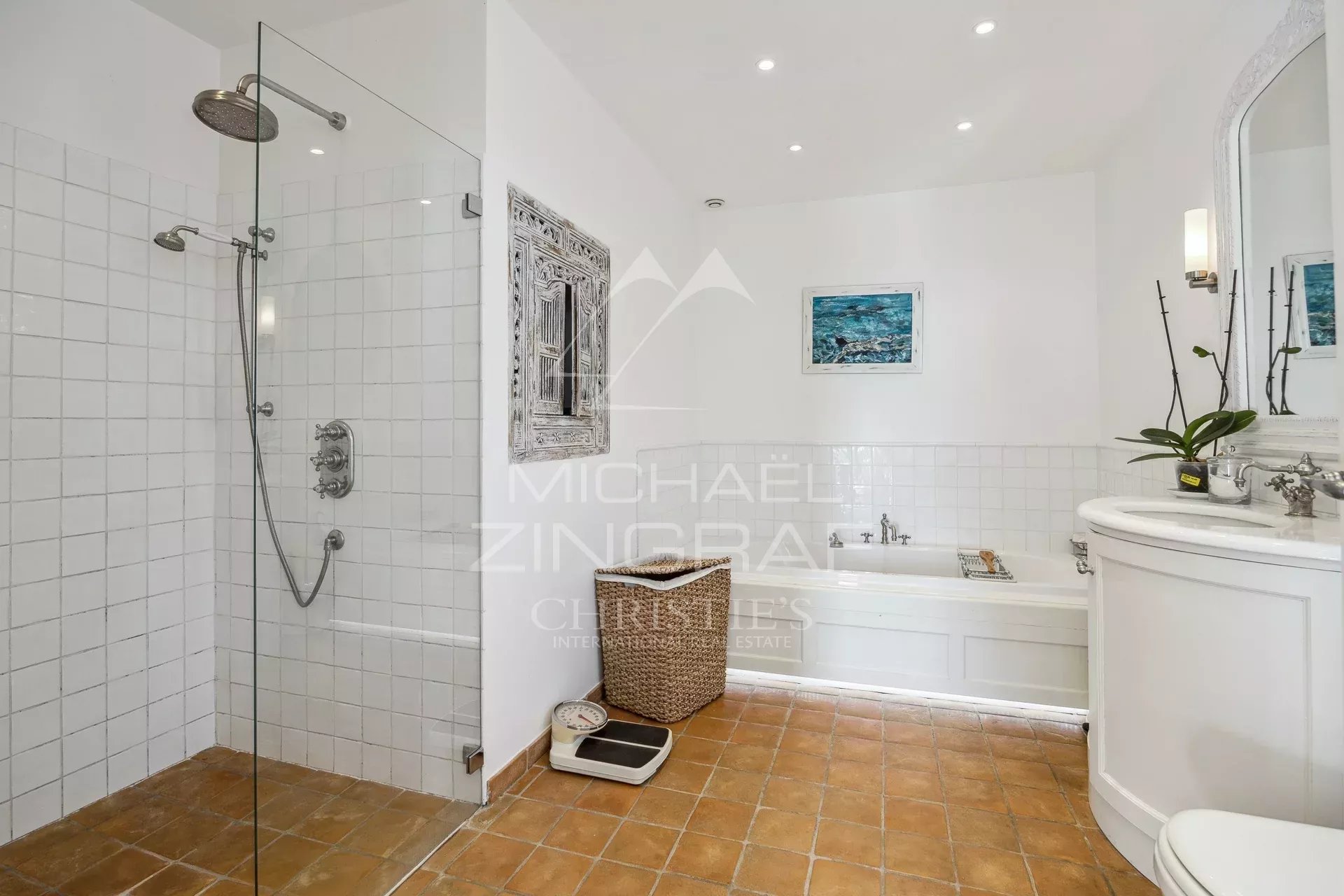 Elegant villa in a dominant position with sea views and olive grove