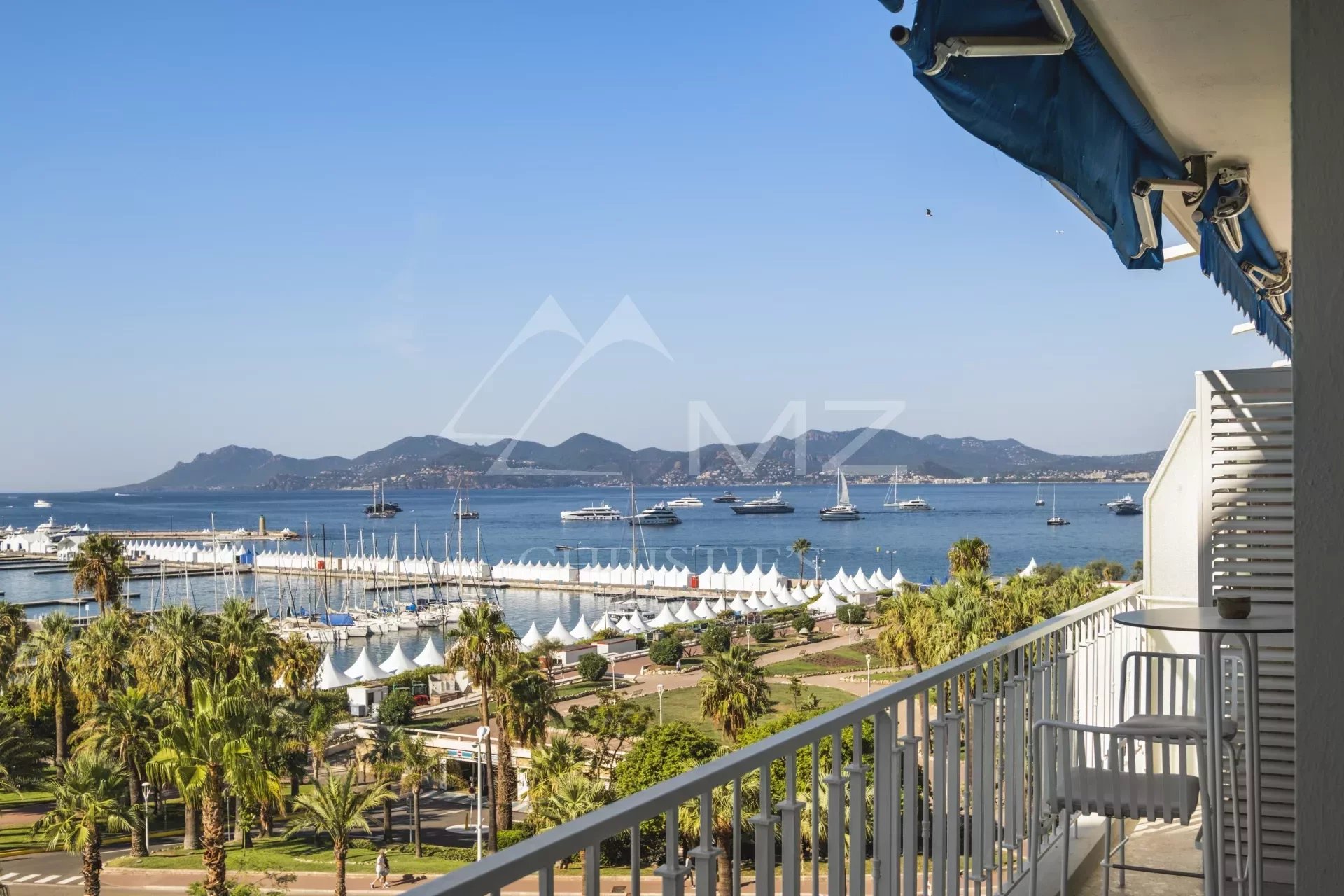 Cannes Croisette - Renovated 4-room flat - Sea view - High floor